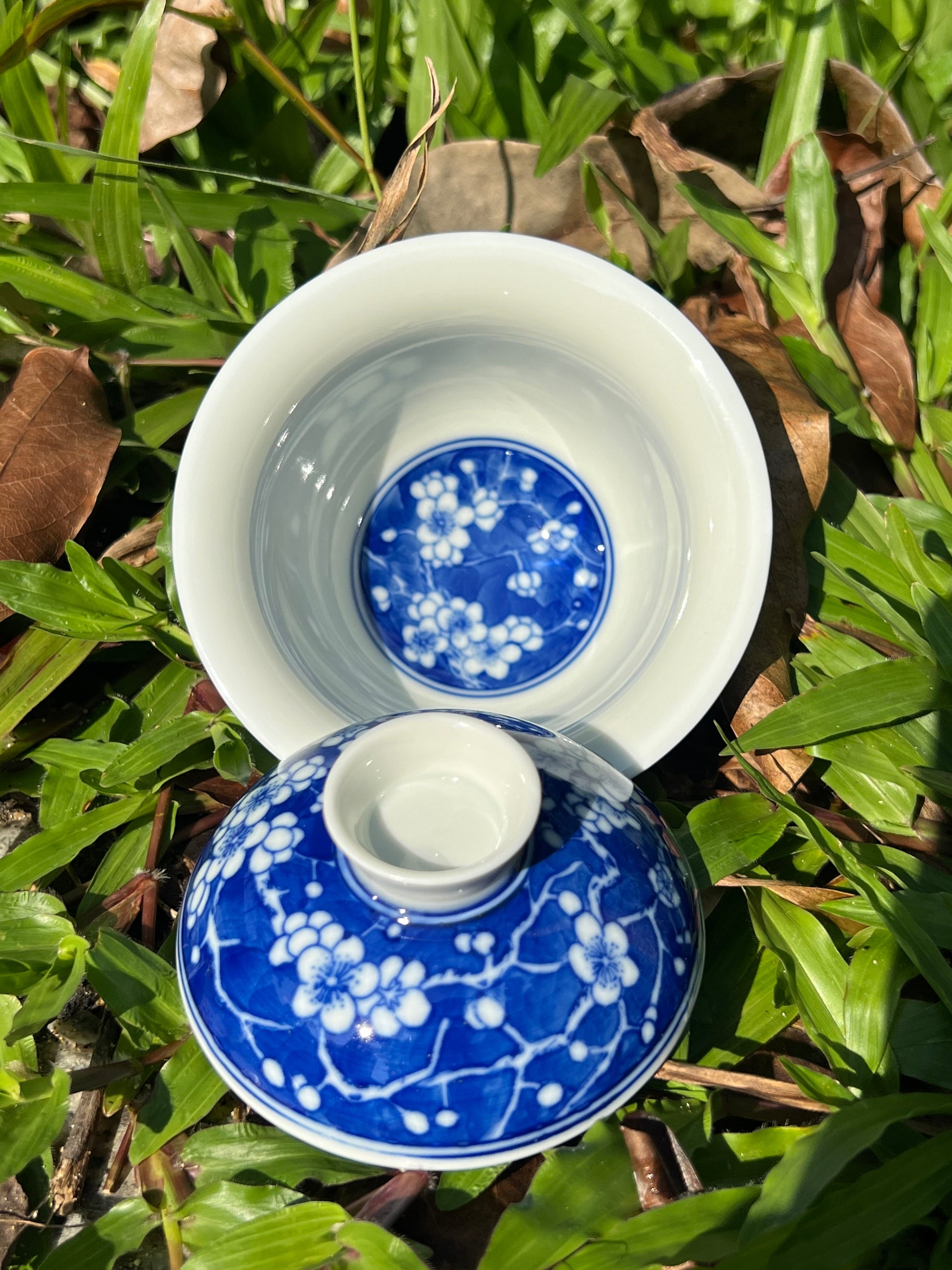 This is Chinese Jingdezhen blue and white porcelain gaiwan. This is a ceramic plum flower teapot
