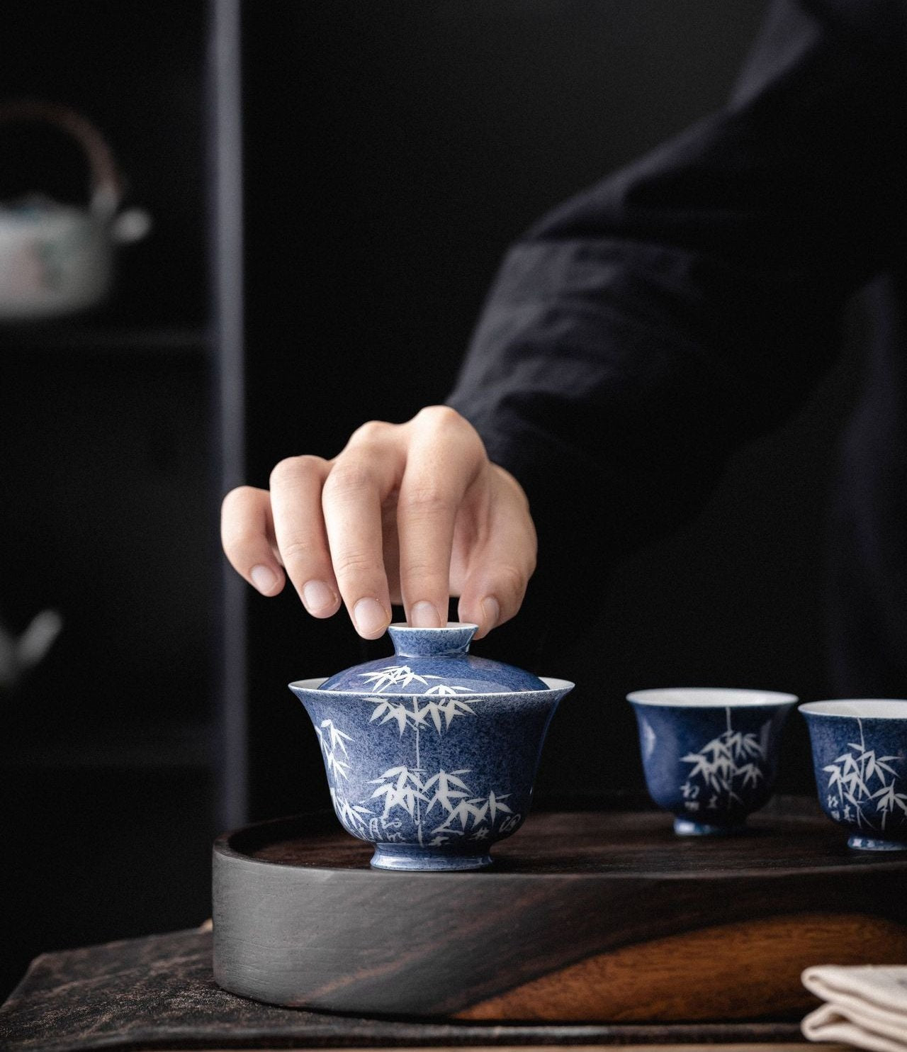 This is a ceramic teapot.this is a ceramic gaiwan