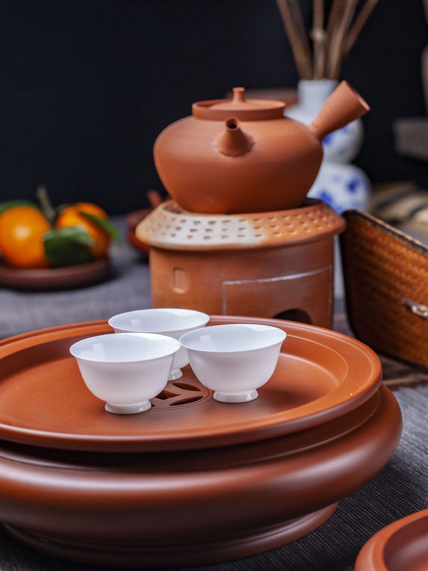 this is a white ceramic gaiwan teapot