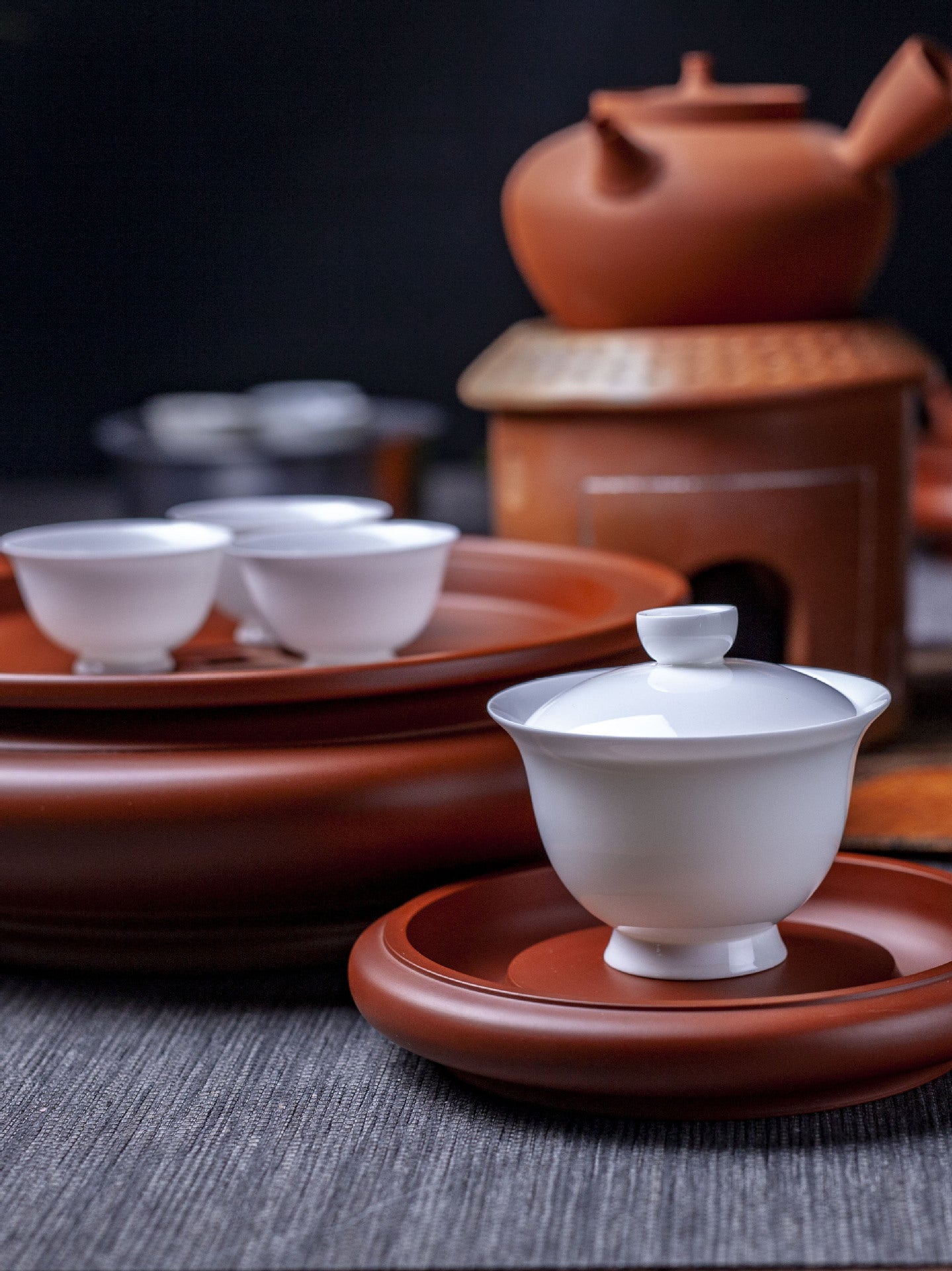 this is a white ceramic gaiwan teapot