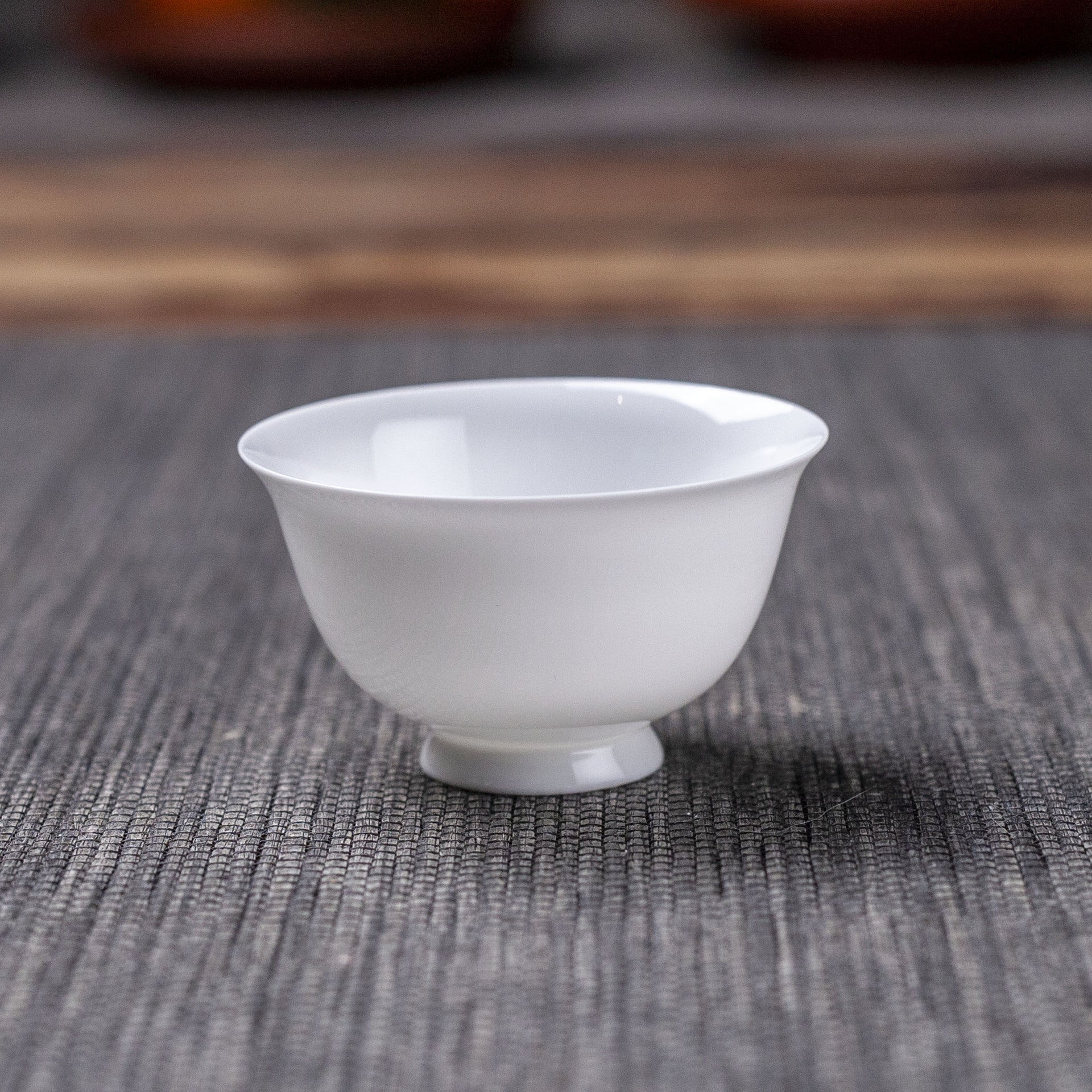 this is a white ceramic gaiwan teapot