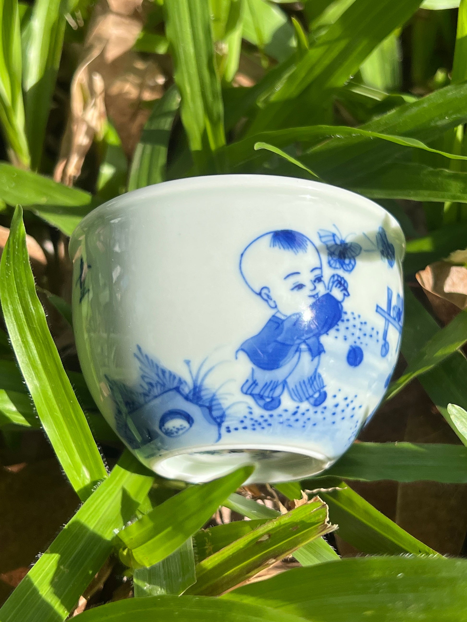 this is Chinese Jingdezhen blue and white porcelain teacup. this is a ceramic teacup