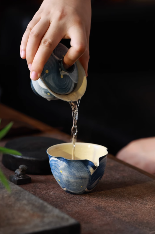 This is a ceramic teapot.this is a ceramic gaiwan