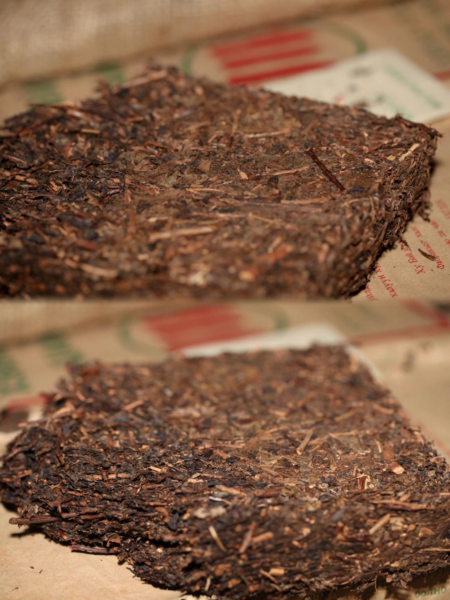 Chinese 20008 Aged Dark Brick Tea Qingzhuan Green Brick Aged Heicha