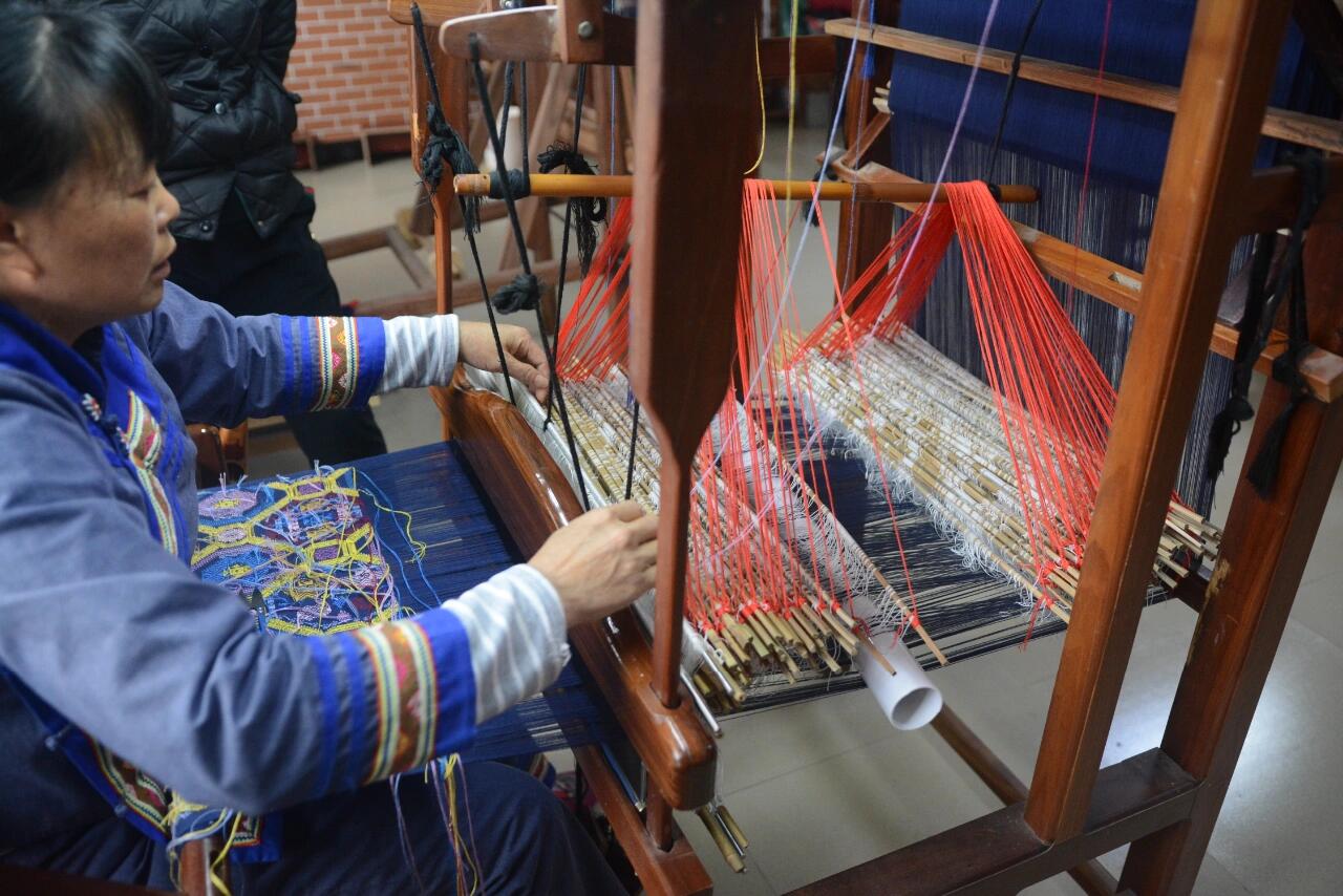 High-end Handcrafted Intertwined Vines Pattern Chinese Zhuang Brocade Silk Cloth Scarf Tea Table Cloth