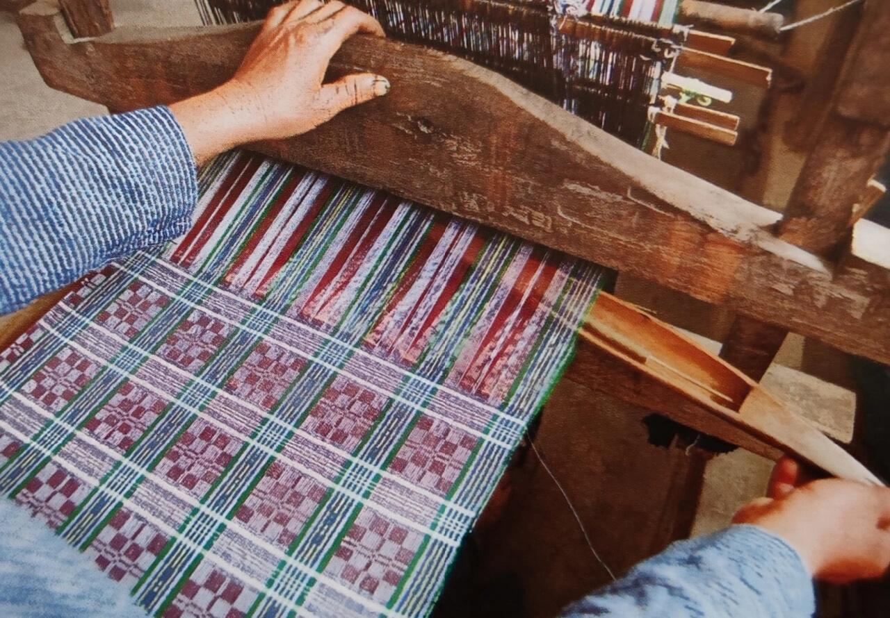 High-end Handcrafted Intertwined Vines Pattern Chinese Zhuang Brocade Silk Cloth Scarf Tea Table Cloth