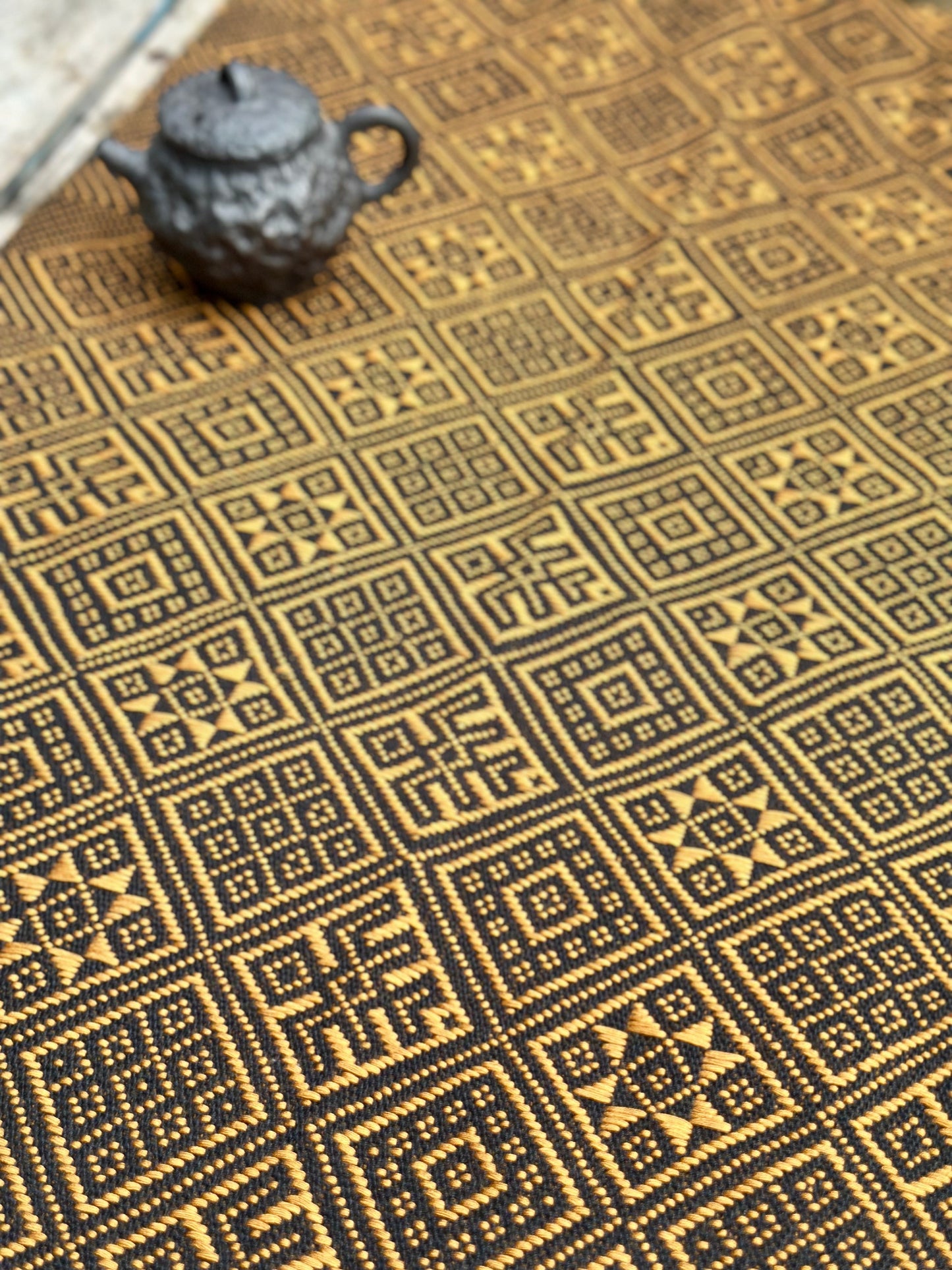 High-end Handcrafted Swallow Pattern Chinese Black Gold Zhuang Brocade Silk Cloth Scarf Tea Table Cloth