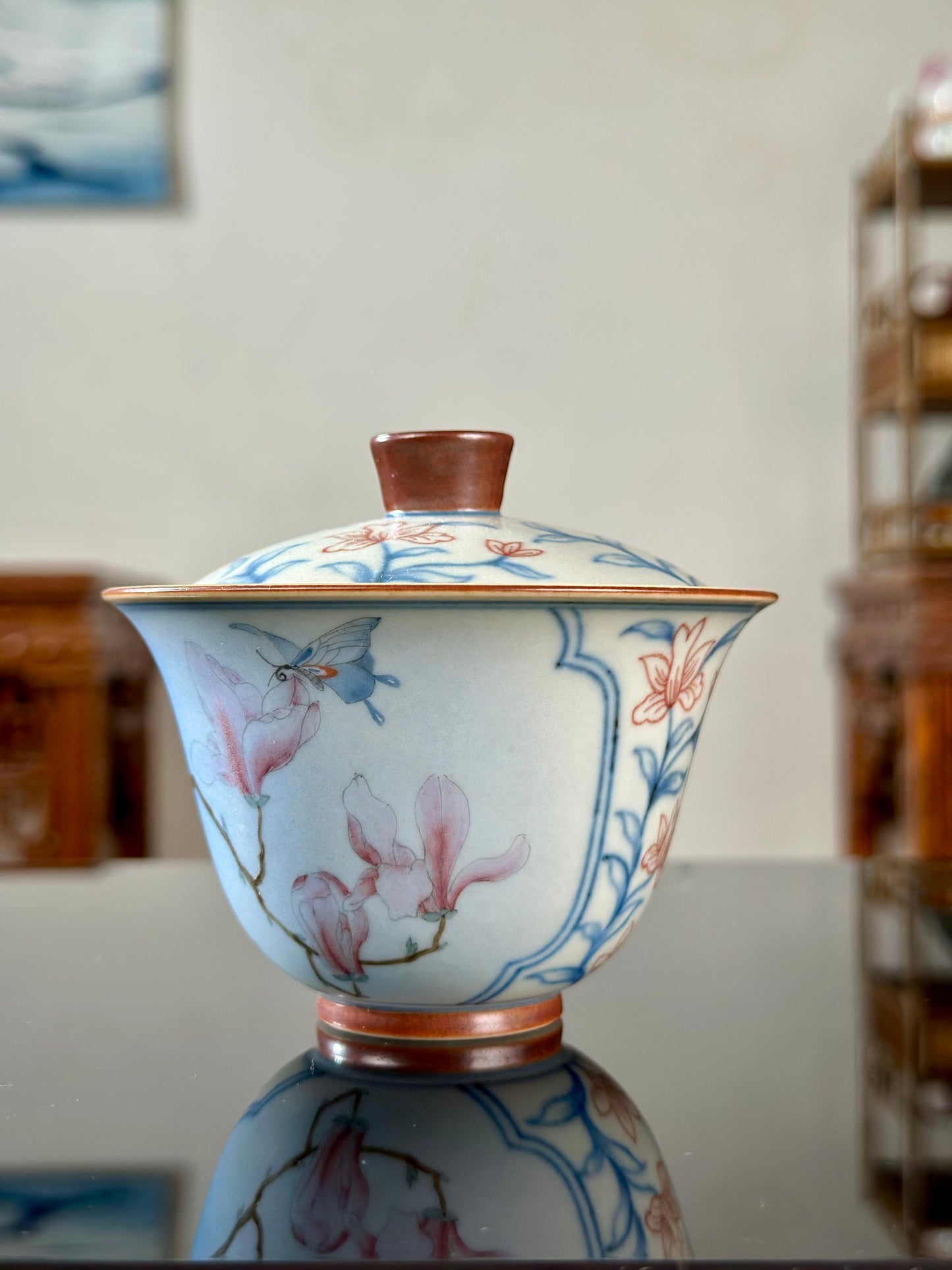Handpainted Chinese High End Famille Rose Blue White Porcelain Gaiwan Flower and Butterfly Pattern Teapot