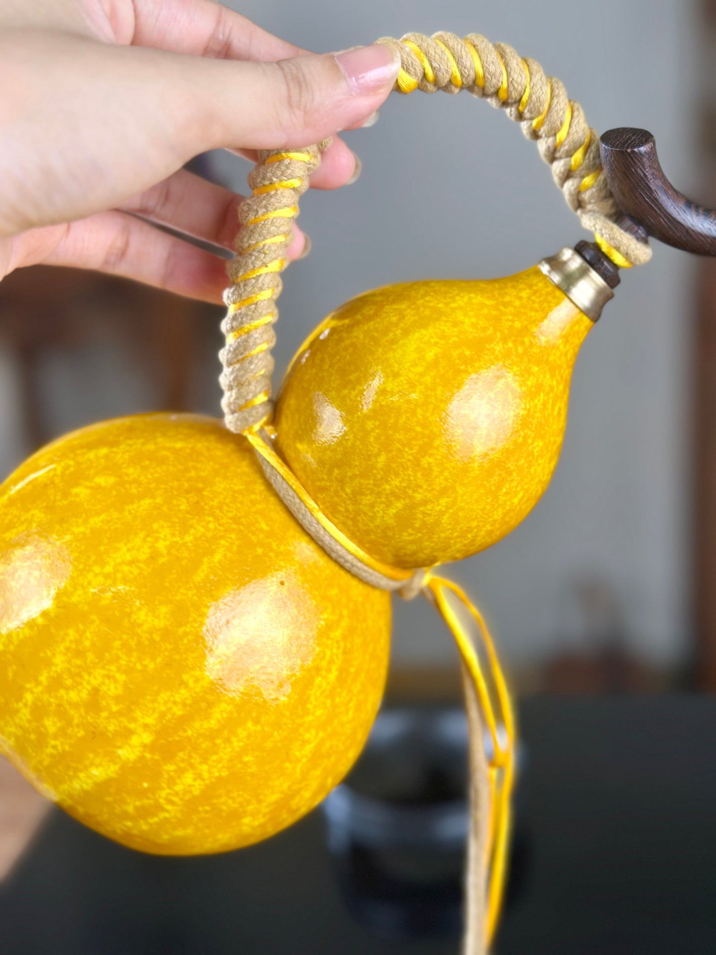 Hand dyed Fengshui Ornament Bright Golden Chinese Lacquerware Hulu Natural Gourd Water Tea Container Classical Home Decor