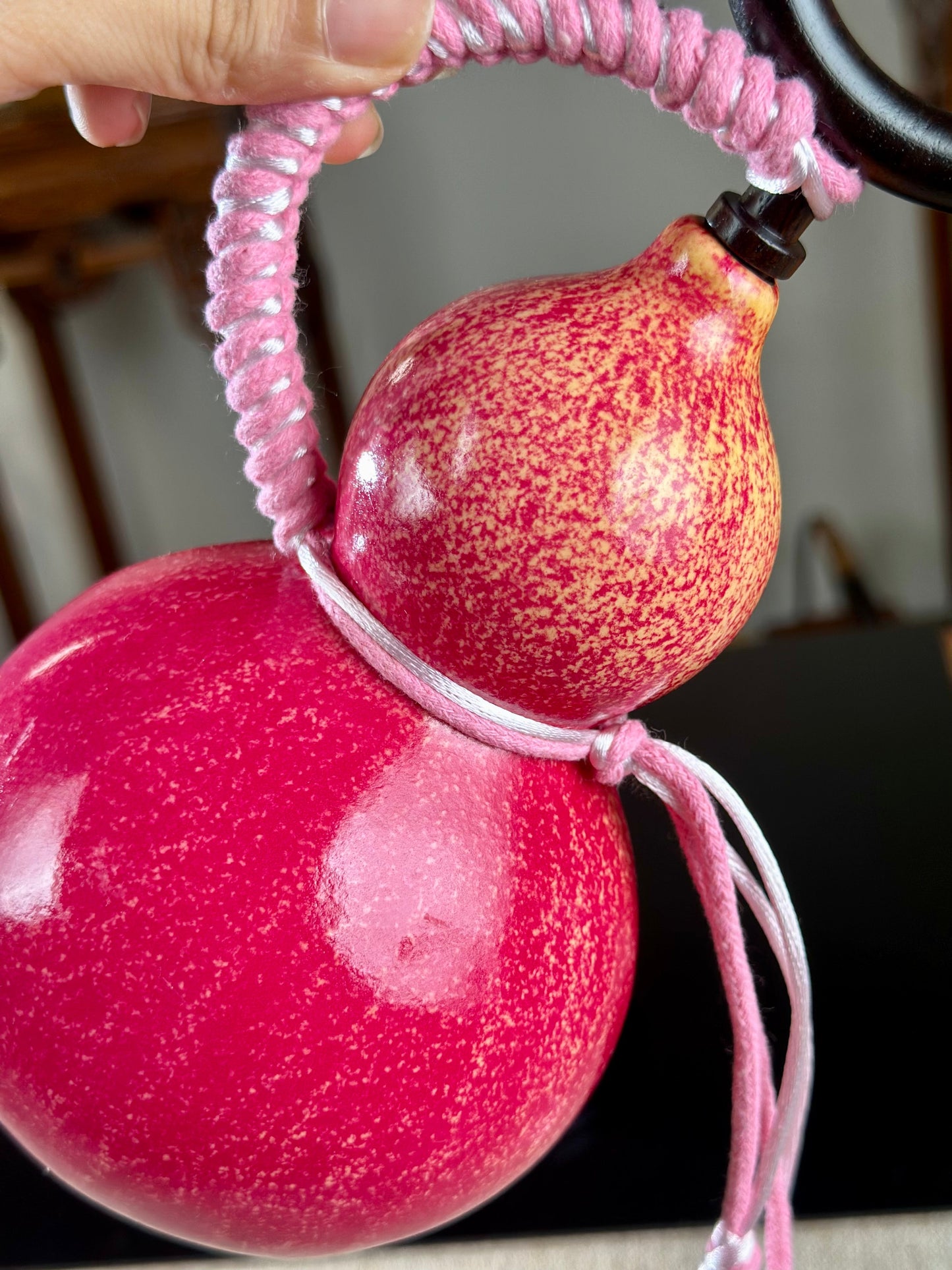 Hand dyed Fengshui Ornament Bright Pink Chinese Lacquerware Hulu Natural Gourd Water Tea Container Classical Home Decor
