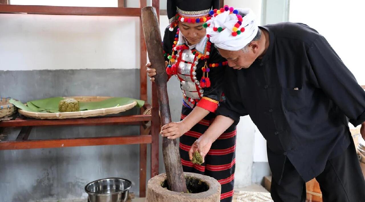 Chinese Yunnan De'ang Minority Traditional Sour Tea Fermented Acid Tea
