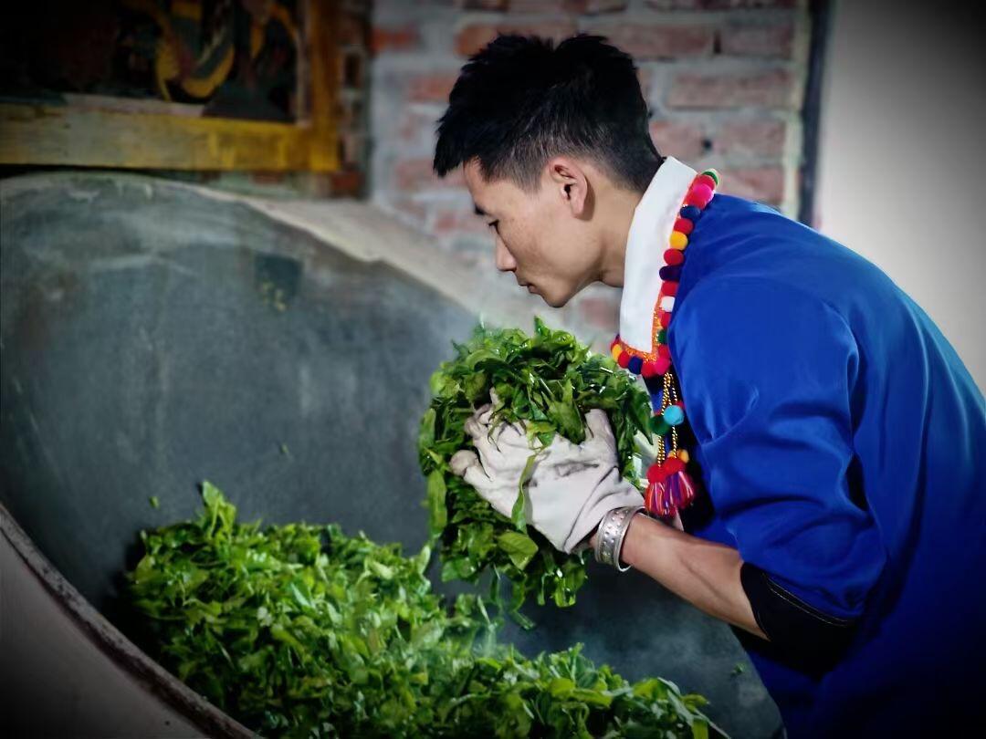 Chinese Yunnan De'ang Minority Traditional Sour Tea Fermented Acid Tea