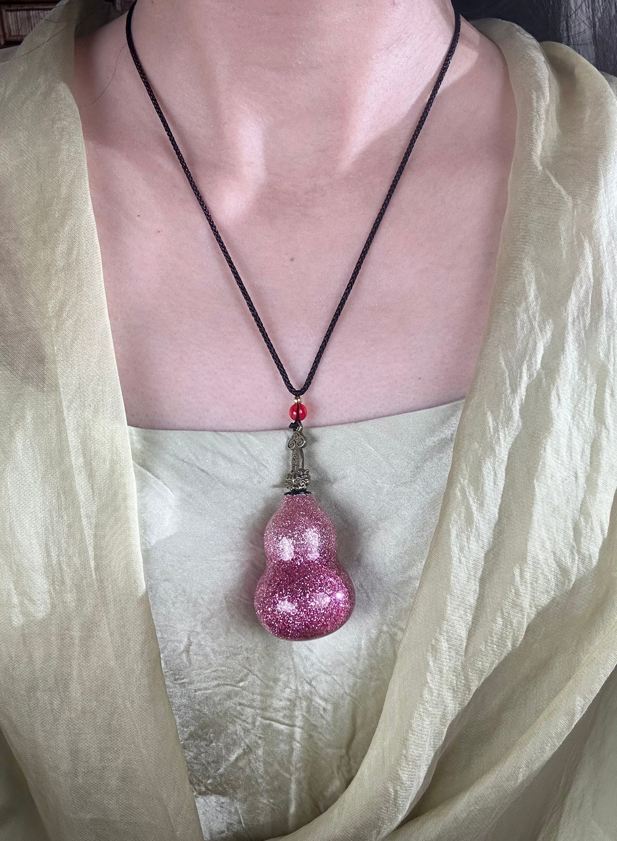 Handcrafted Chinese Natural Lacquered Foil Powerder Gourd Hulu Art Necklace Decoration Accessory