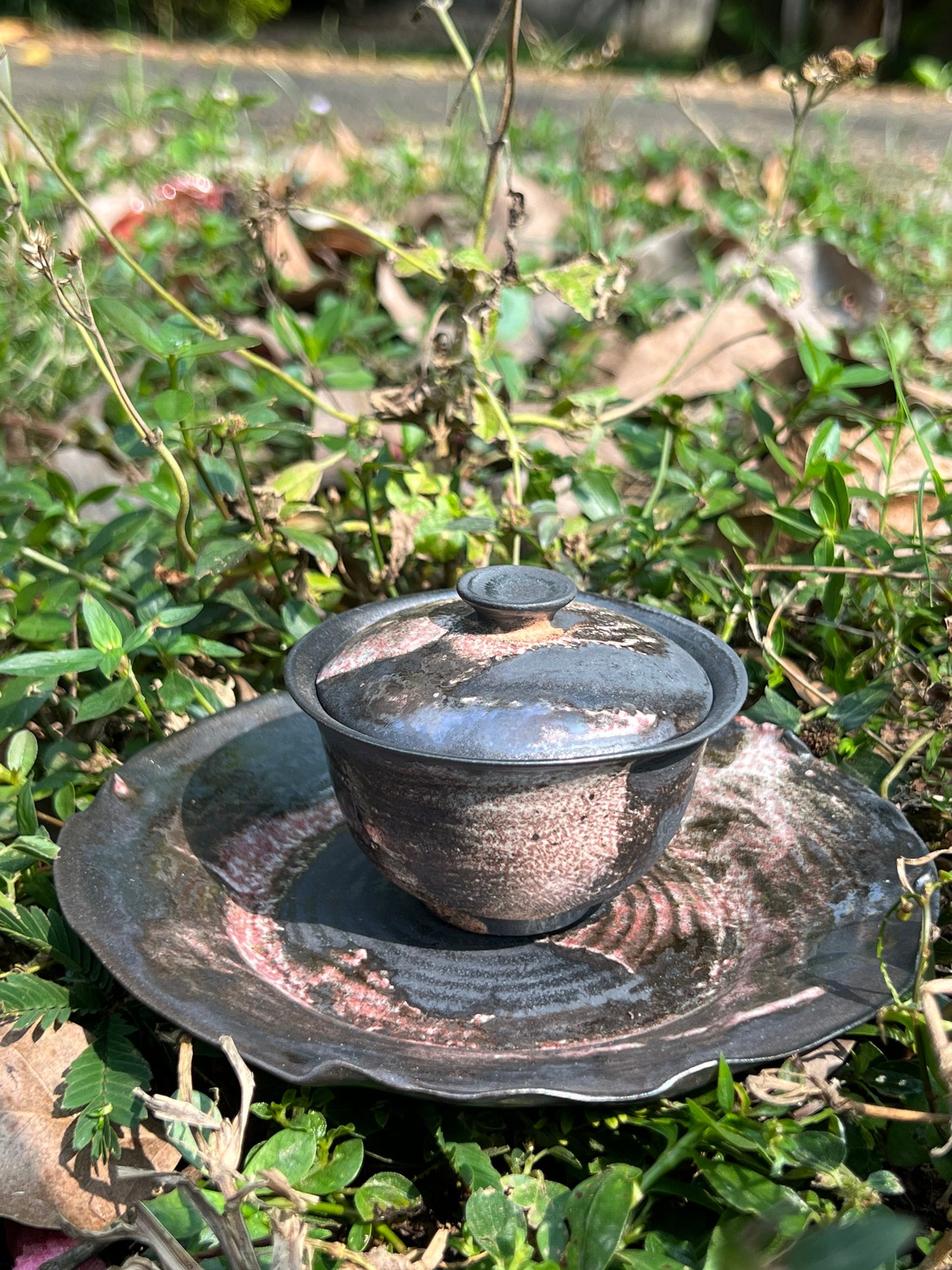 This is a pottery teapot.this is a pottery gaiwan