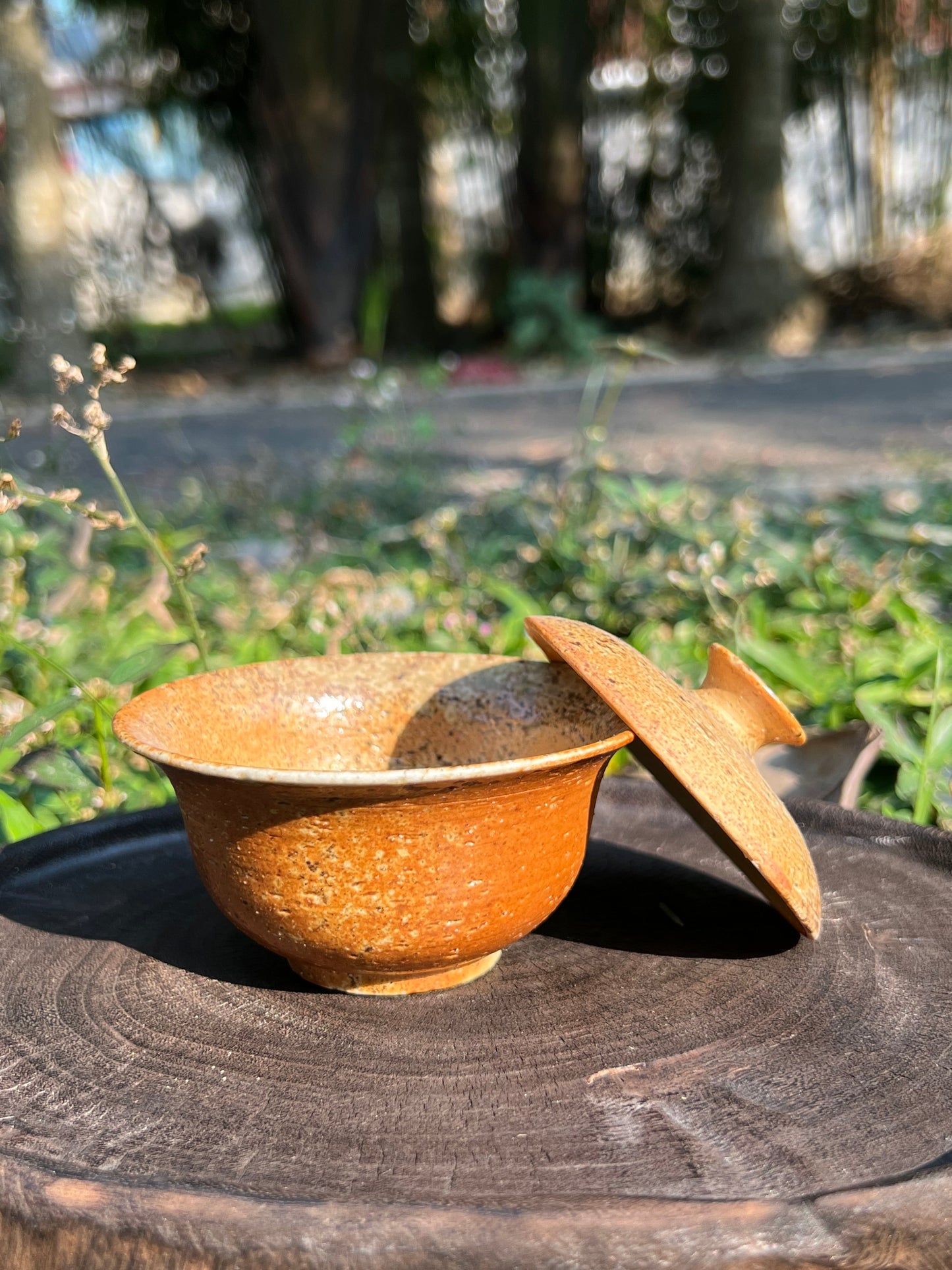 This is a pottery teapot.this is a pottery gaiwan