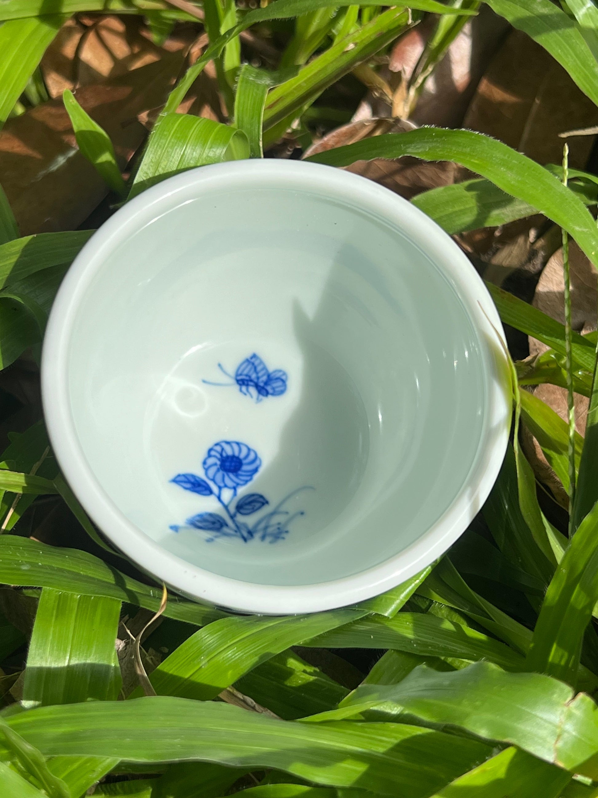 this is Chinese Jingdezhen blue and white porcelain teacup. this is a ceramic teacup