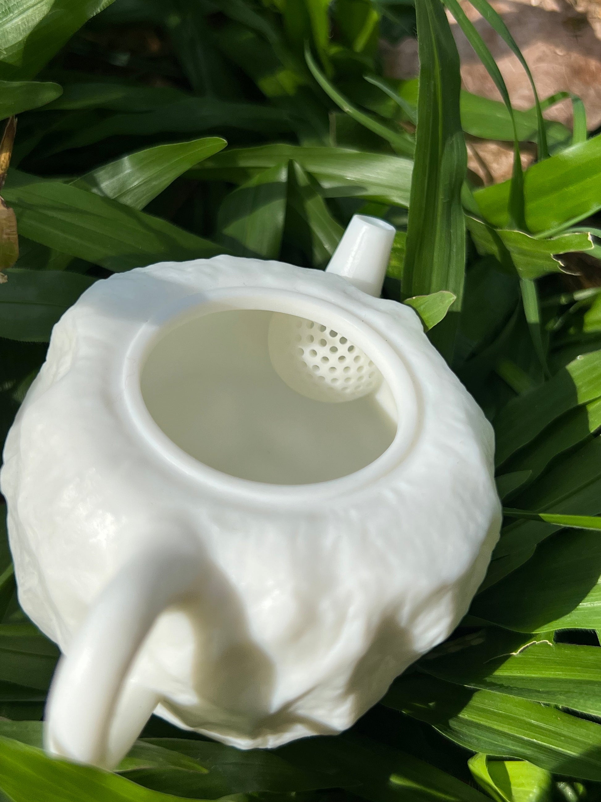 this is a white pottery teapot. this is Chinese mutton fat jade teapot