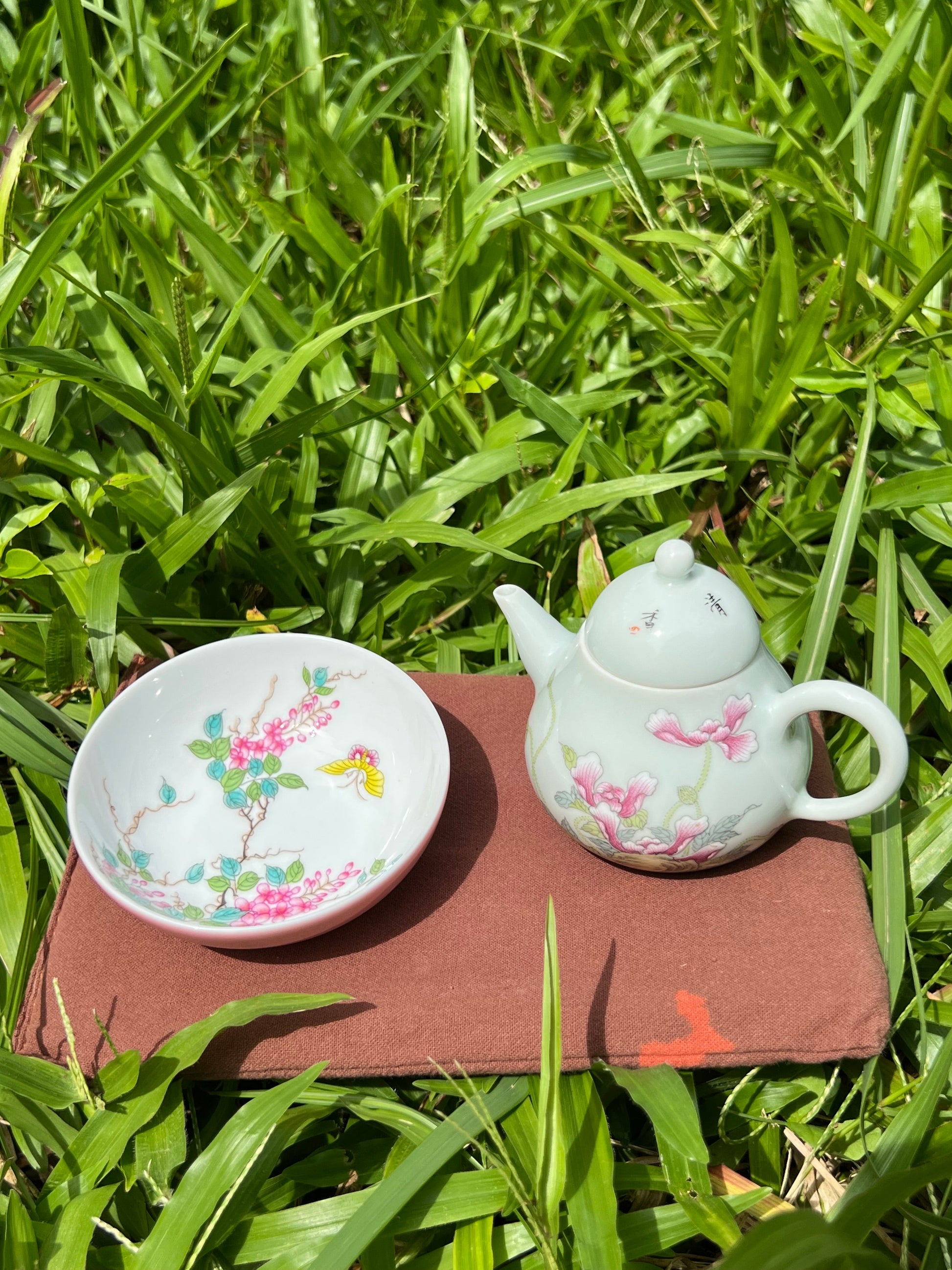 This is a Chinese Jingdezhen enamel teacup.this is a ceramic teacup