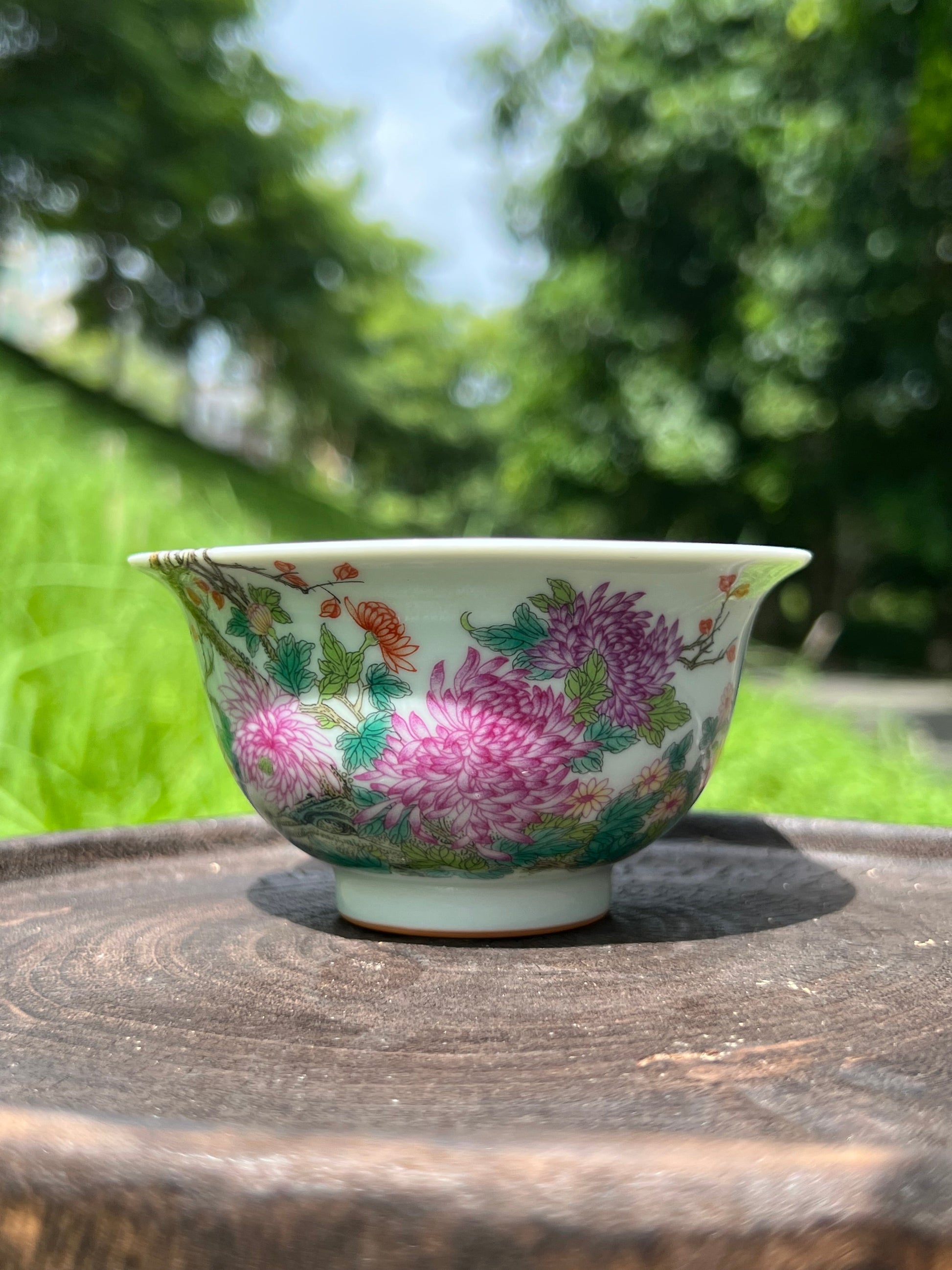 This is a Chinese Jingdezhen enamel teacup.this is a ceramic teacup