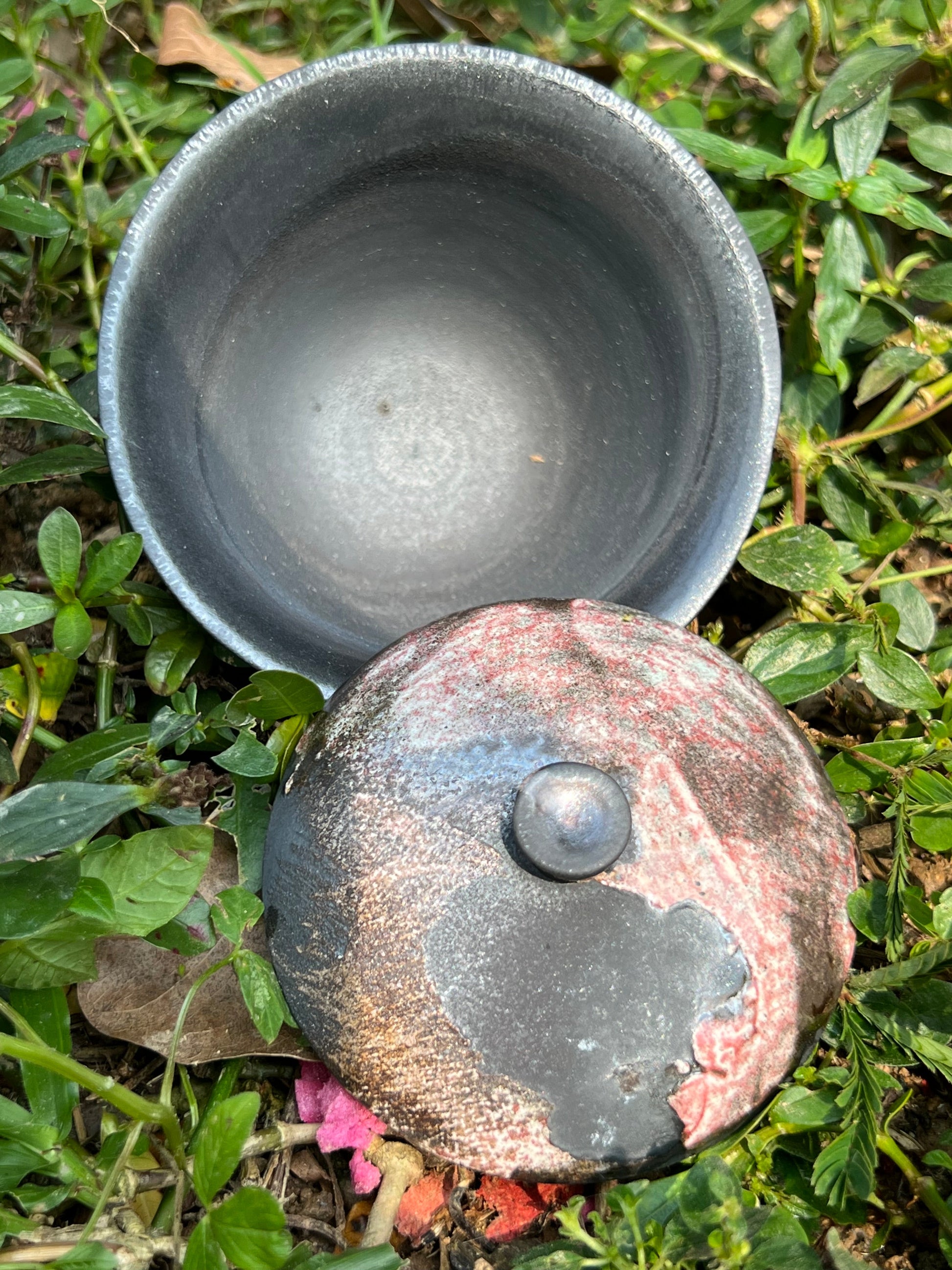 This is a pottery teapot.this is a pottery gaiwan