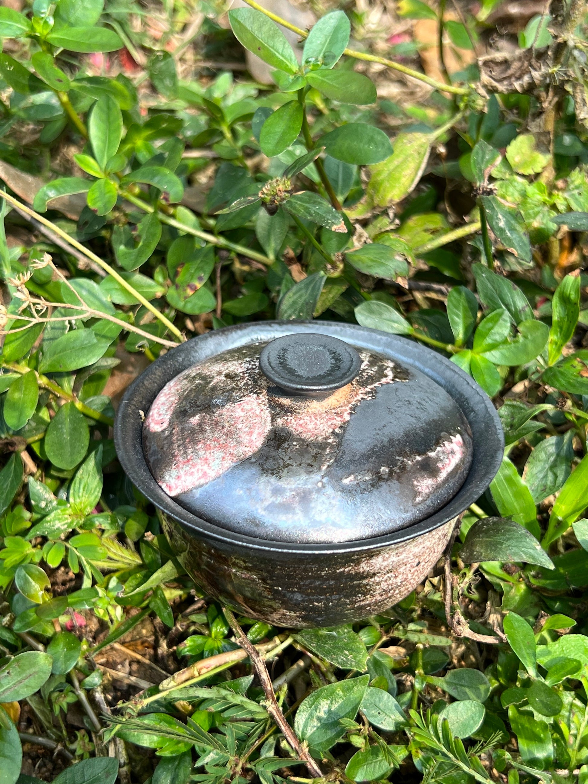 This is a pottery teapot.this is a pottery gaiwan