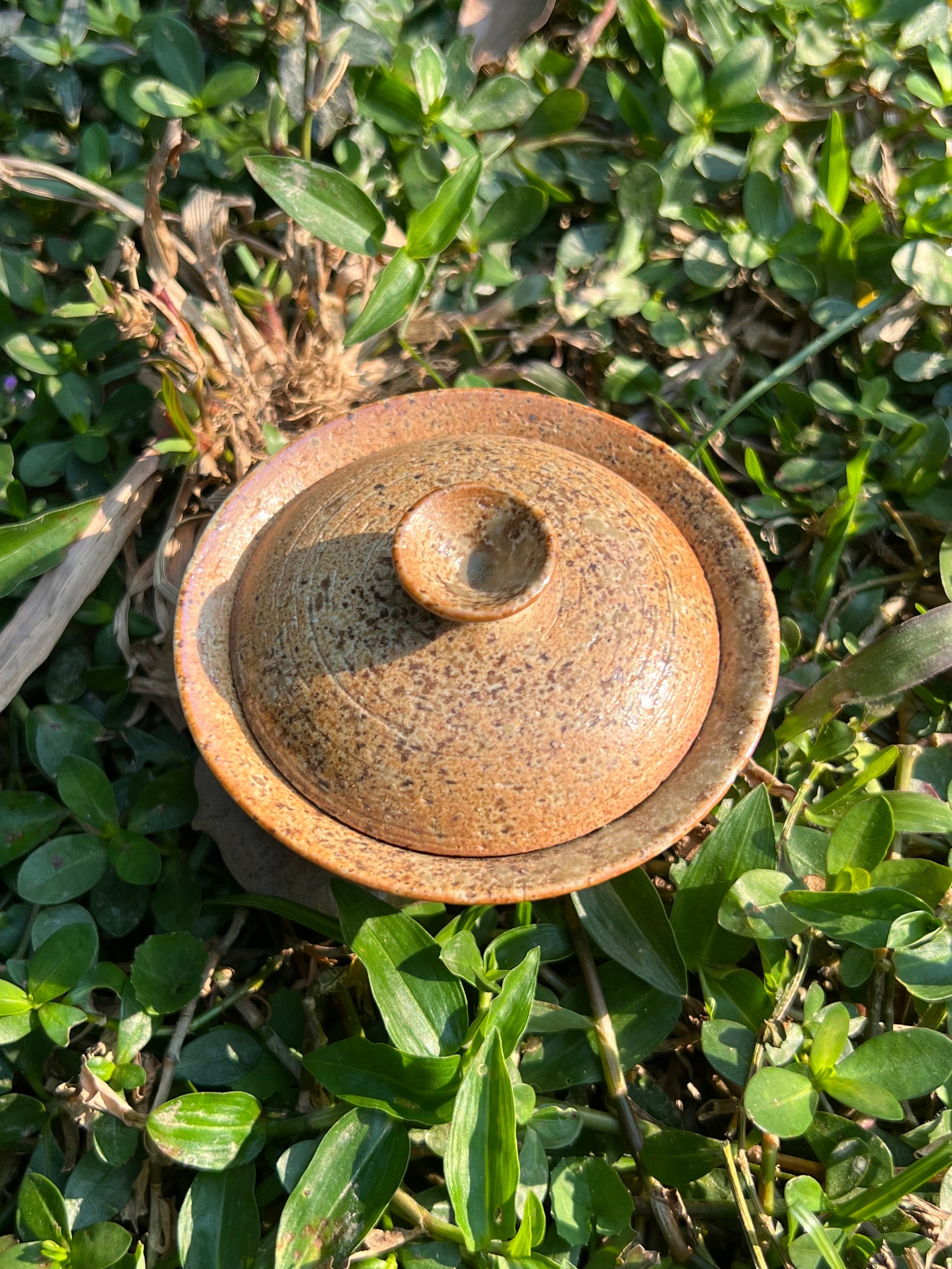 This is a pottery teapot.this is a pottery gaiwan