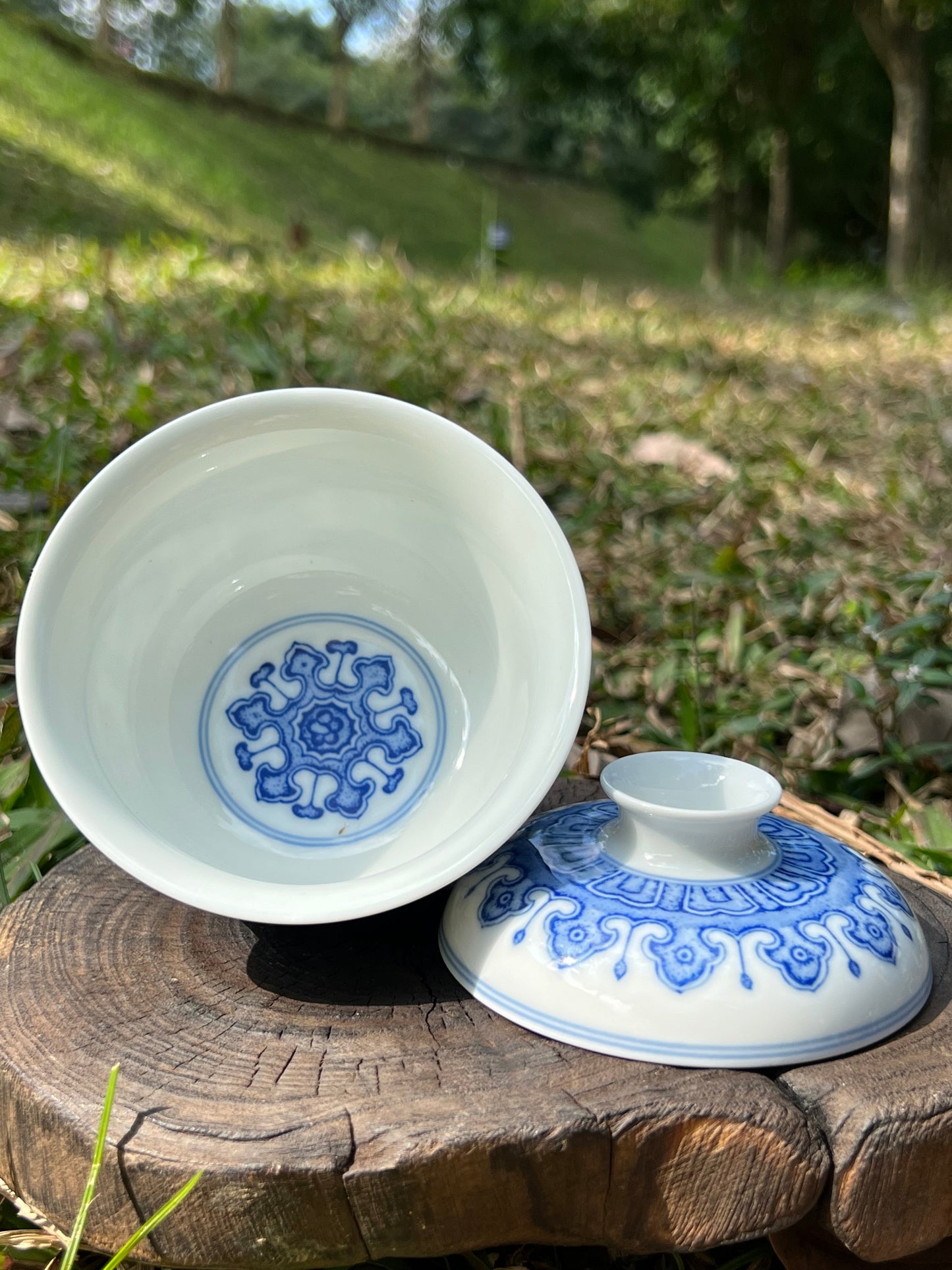 This is a Chinese Jingdezhen blue and white porcelain baoxiang flower teapot gaiwan