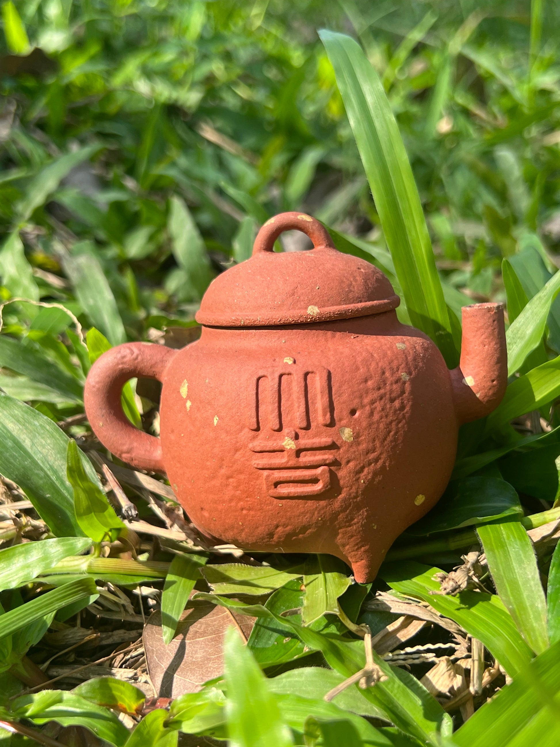 this is Chinese purple clay teapot. this is a pottery teapot