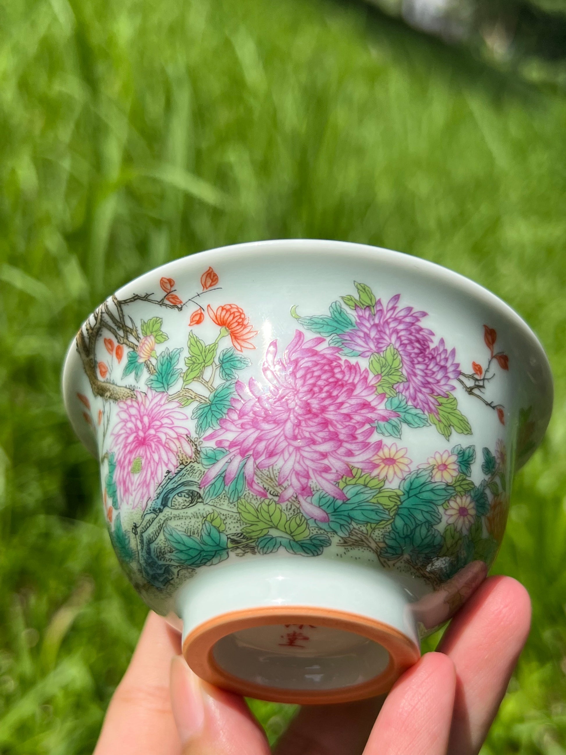 This is a Chinese Jingdezhen enamel teacup.this is a ceramic teacup