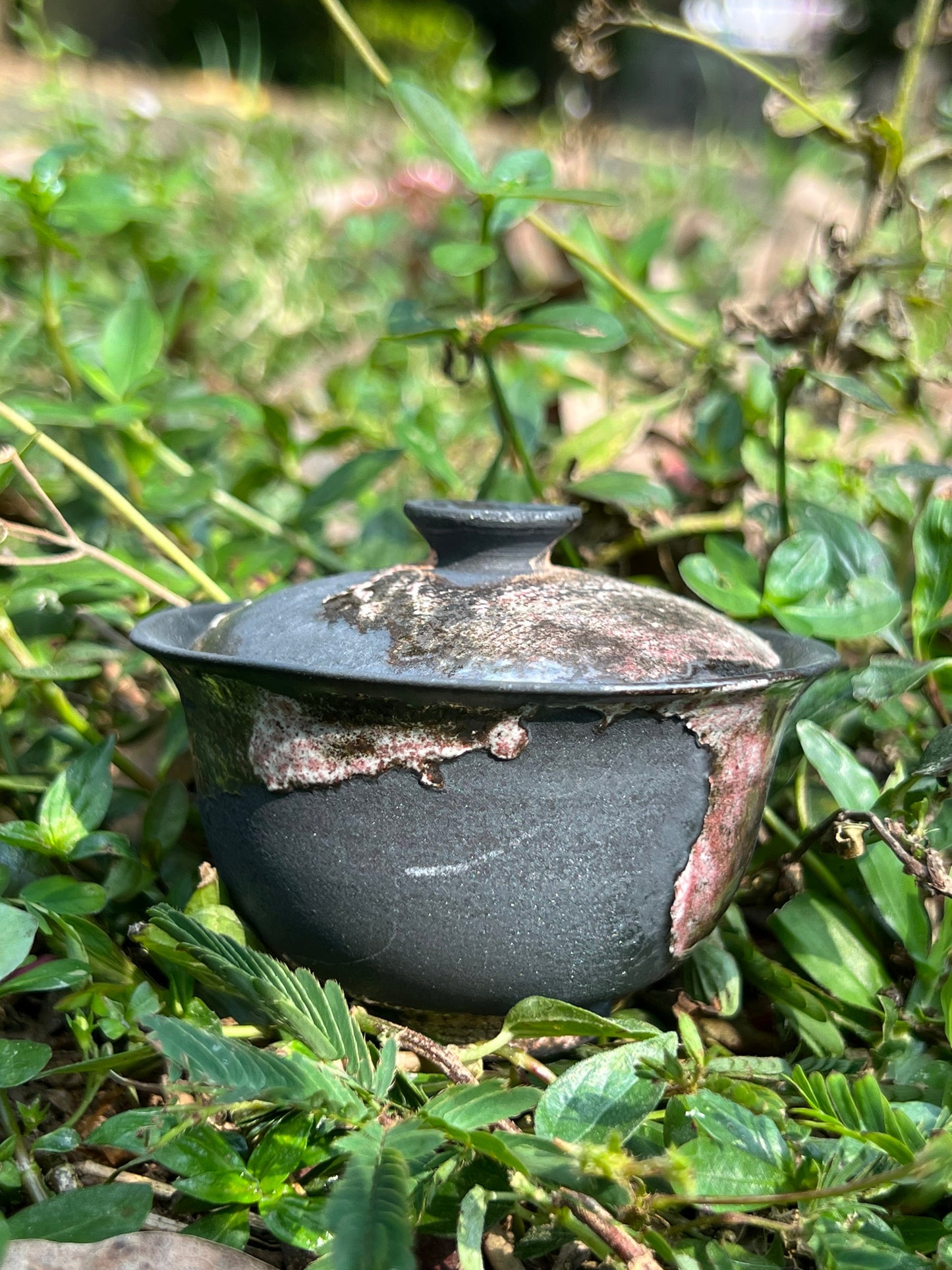 This is a pottery teapot.this is a pottery gaiwan