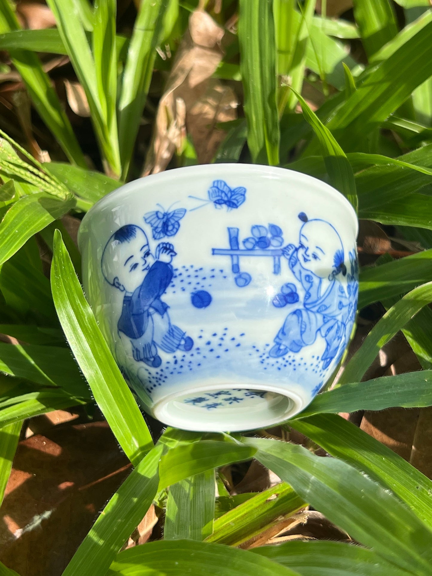 this is Chinese Jingdezhen blue and white porcelain teacup. this is a ceramic teacup