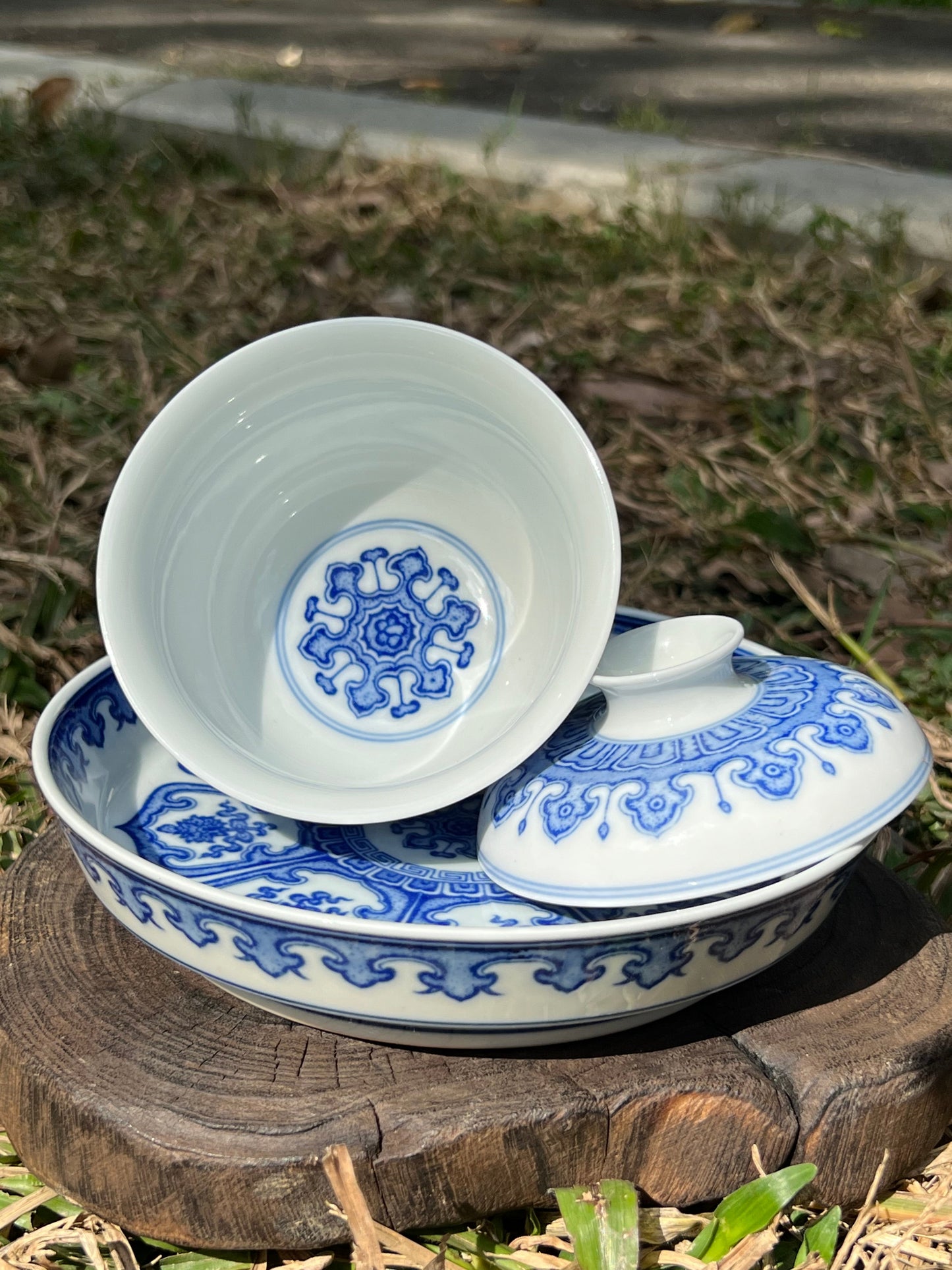 This is a Chinese Jingdezhen blue and white porcelain baoxiang flower teapot gaiwan