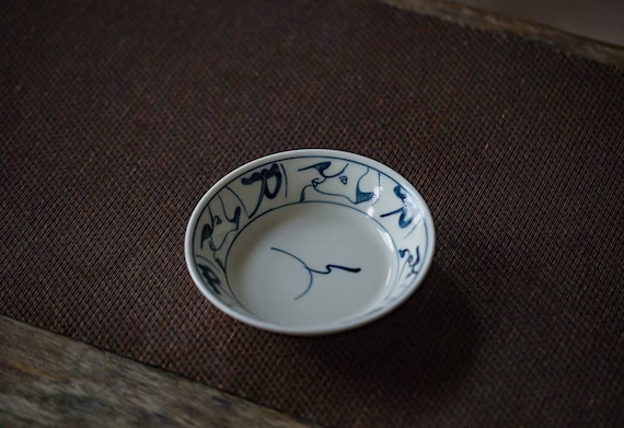 This is a porcelain tea tray/tea boat