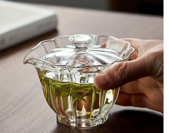 This is a glass gaiwan.this is a glass teapot