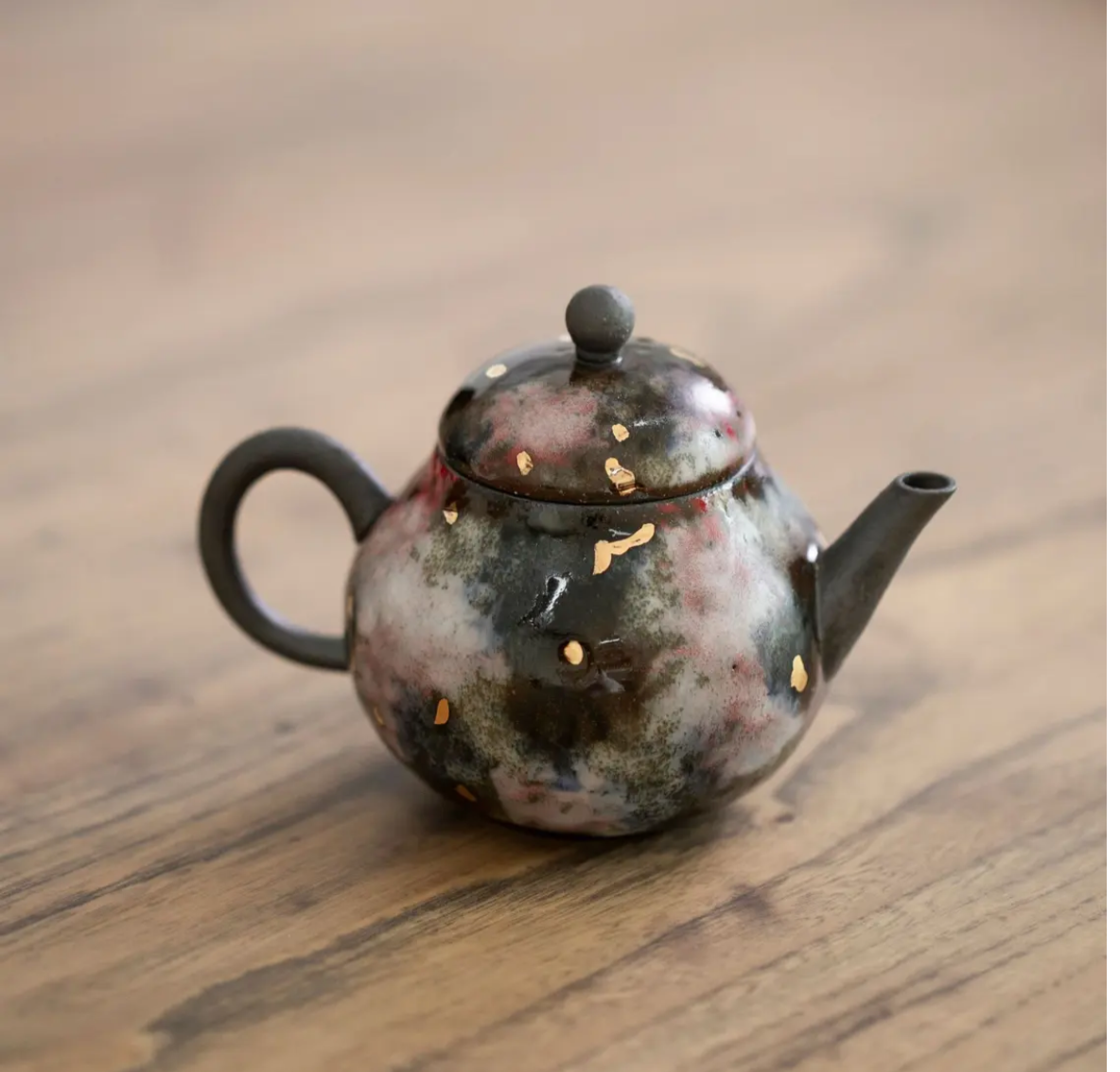 This is a shino ware teapot.this is a shinoyaki teapot