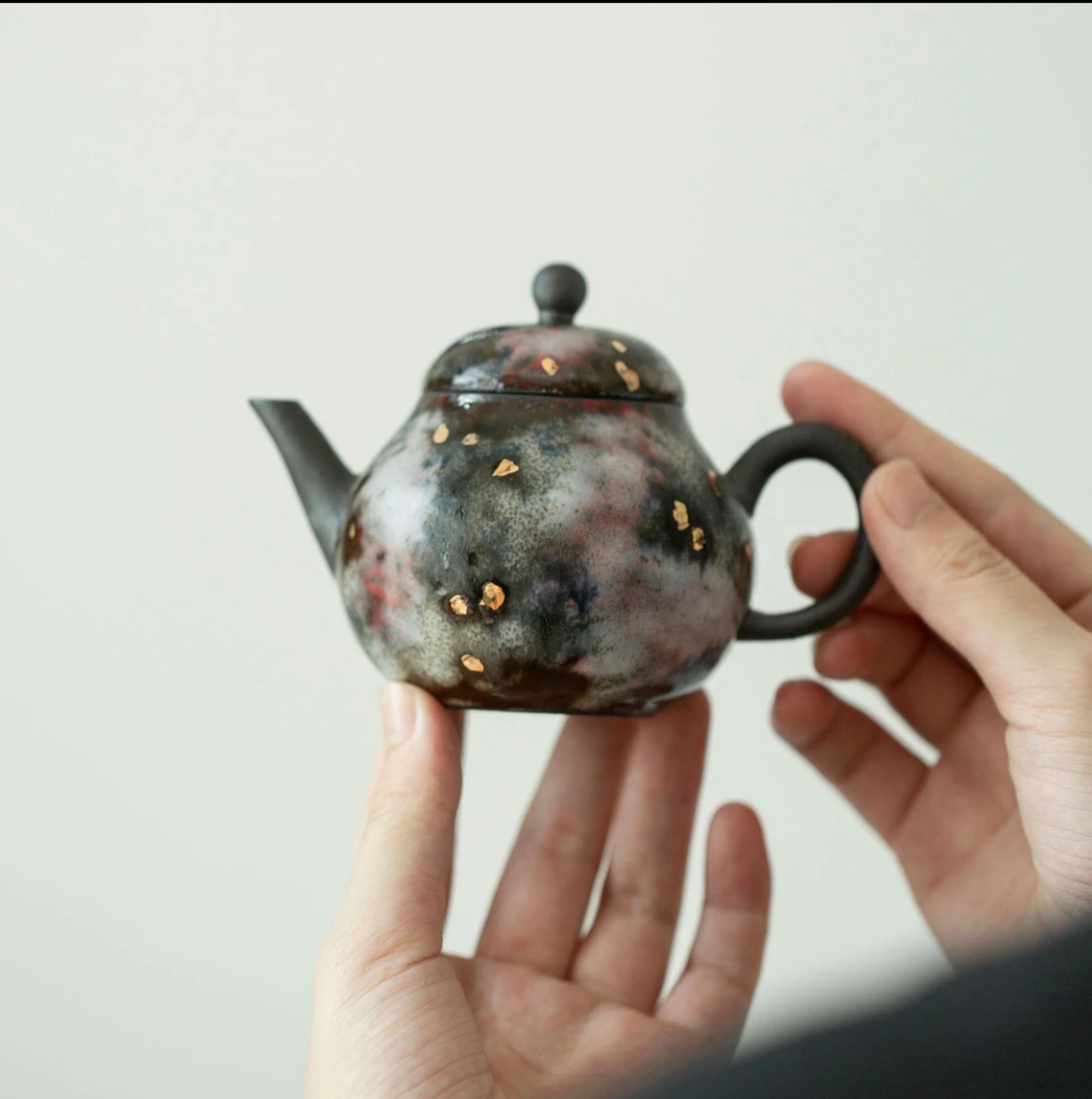 This is a shino ware teapot.this is a shinoyaki teapot