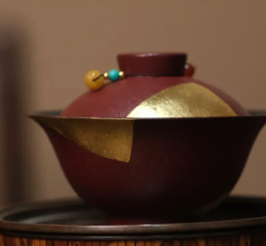 This is a ceramic teapot.this is a ceramic gaiwan