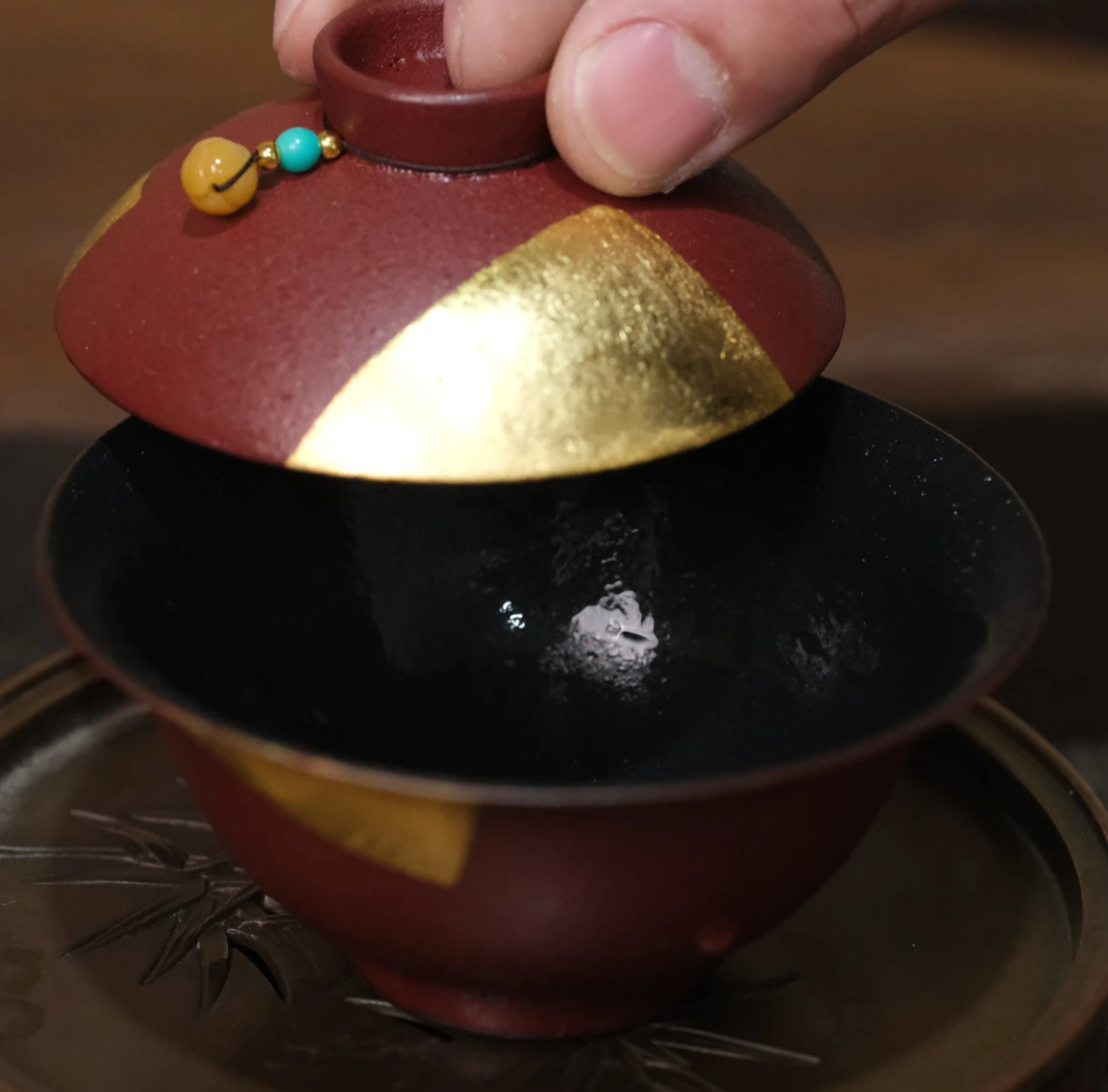 This is a ceramic teapot.this is a ceramic gaiwan