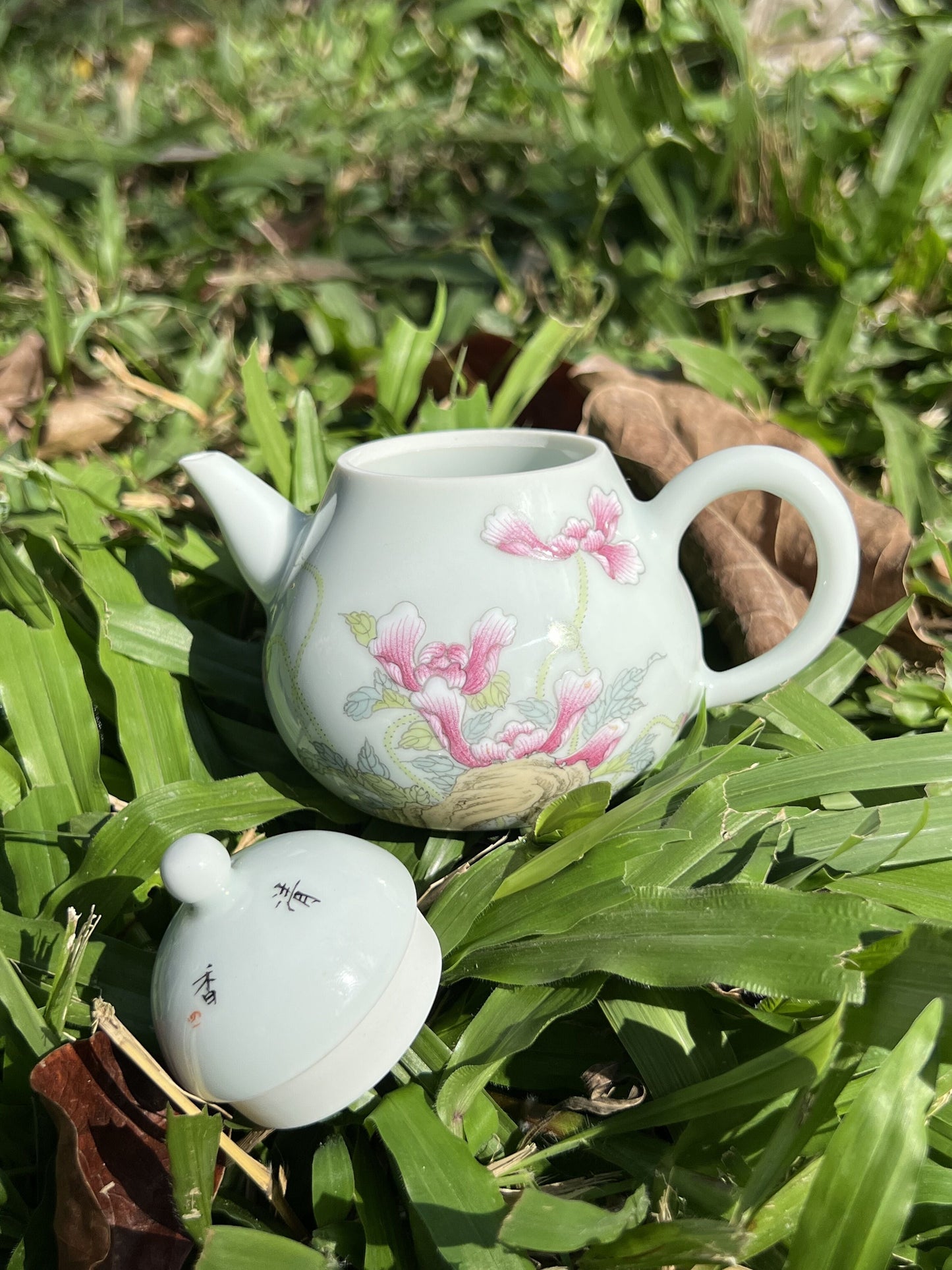 this is a Chinese Jingdezhen pastel porcelain flower teapot.this is a ceramic teapot