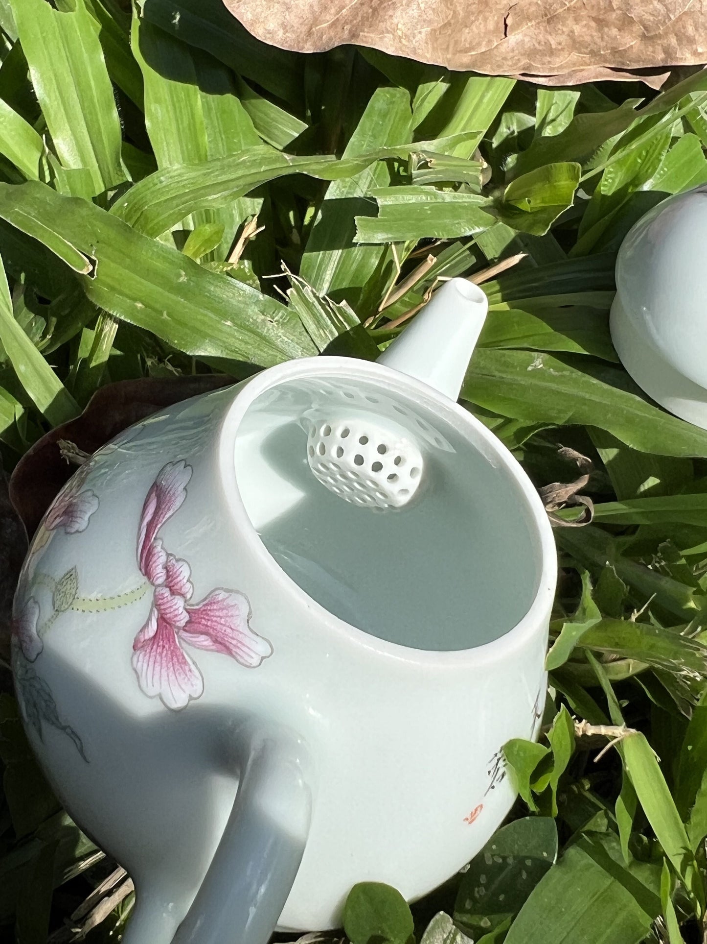 this is a Chinese Jingdezhen pastel porcelain flower teapot.this is a ceramic teapot