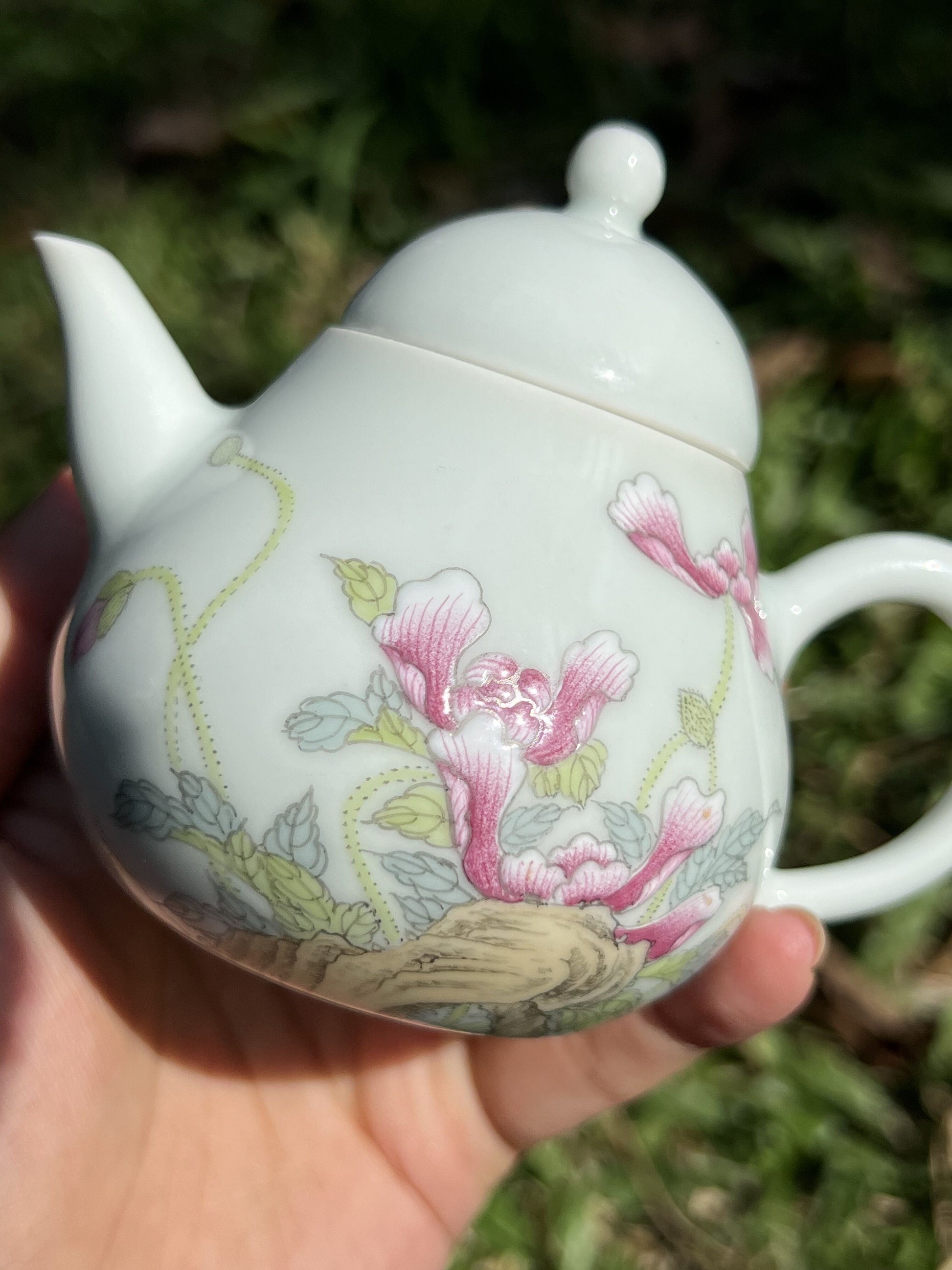 this is a Chinese Jingdezhen pastel porcelain flower teapot.this is a ceramic teapot