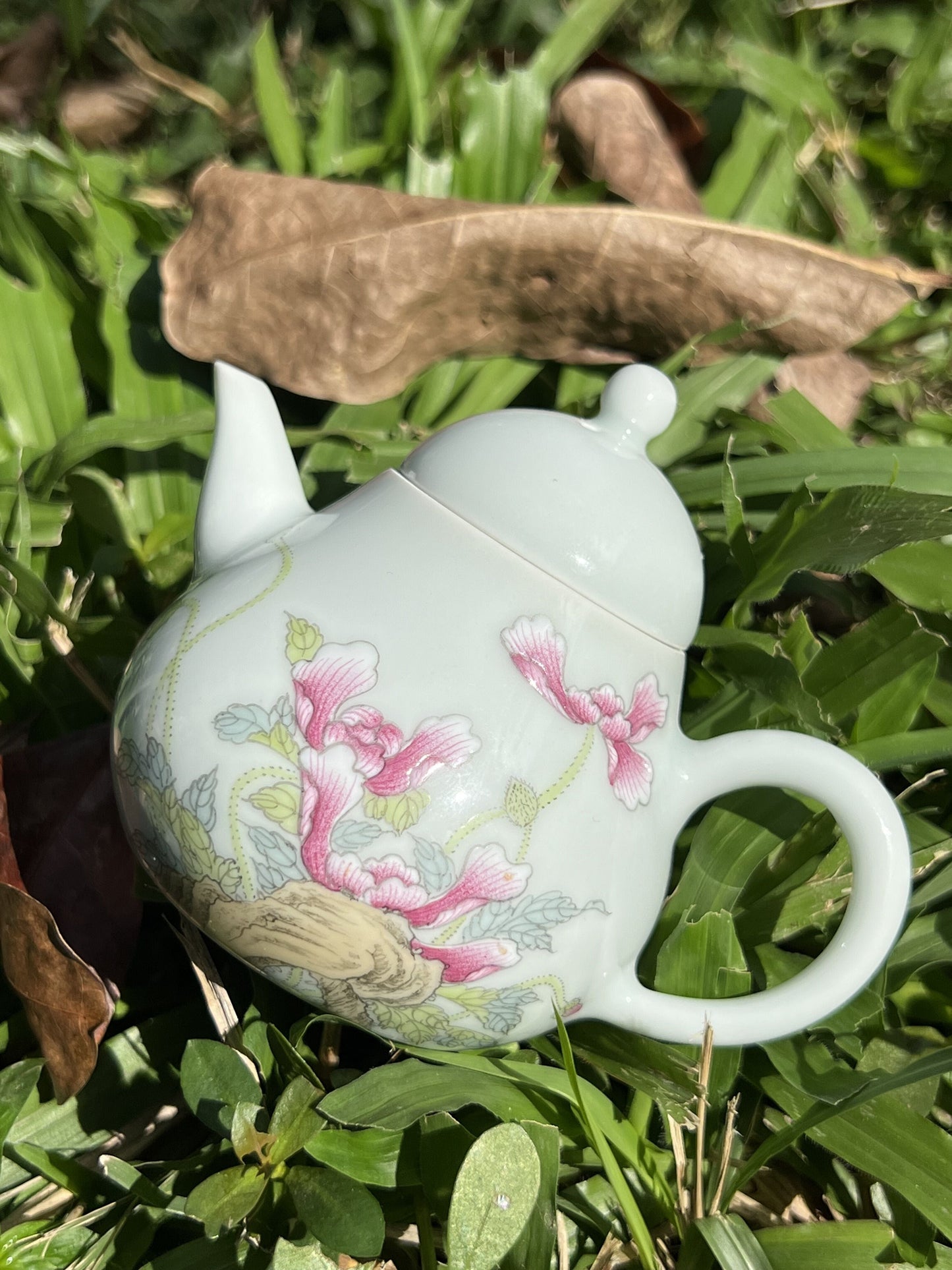 this is a Chinese Jingdezhen pastel porcelain flower teapot.this is a ceramic teapot