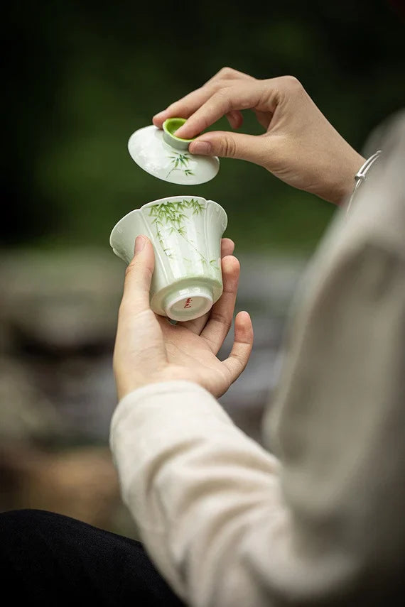 This is a ceramic teapot.this is a ceramic gaiwan