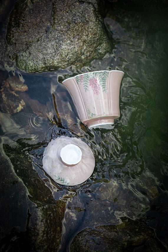 This is a ceramic teapot.this is a ceramic gaiwan