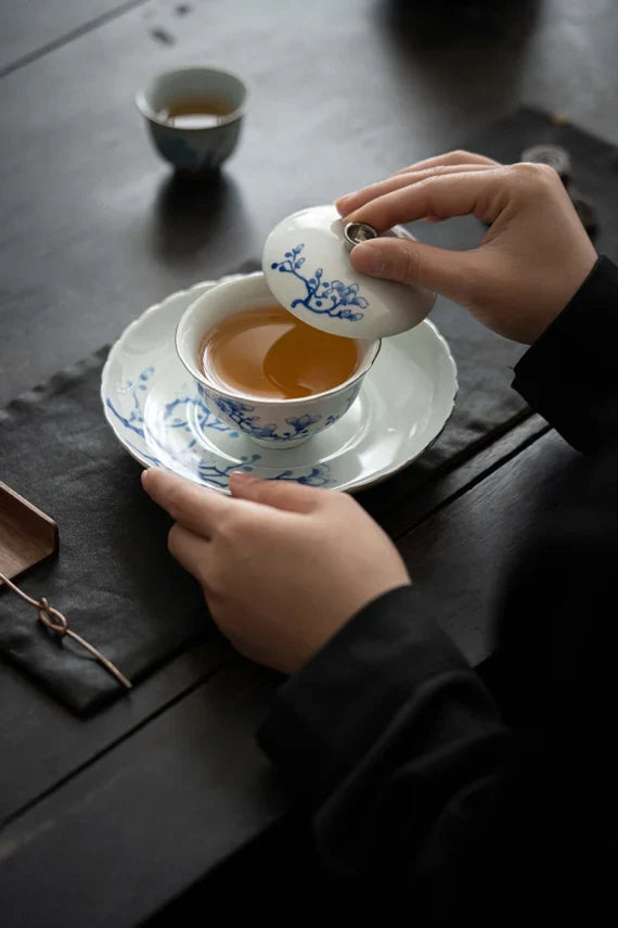 This is a ceramic teapot.this is a ceramic gaiwan