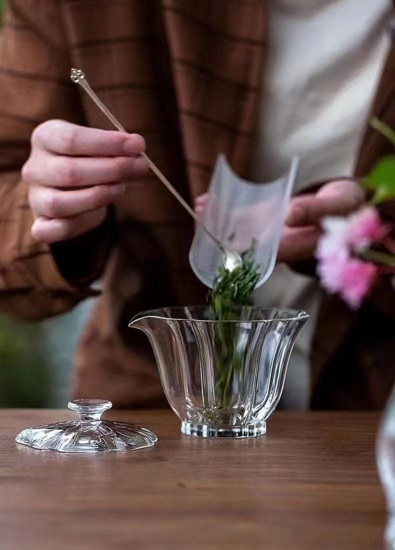 This is a glass gaiwan.this is a glass teapot