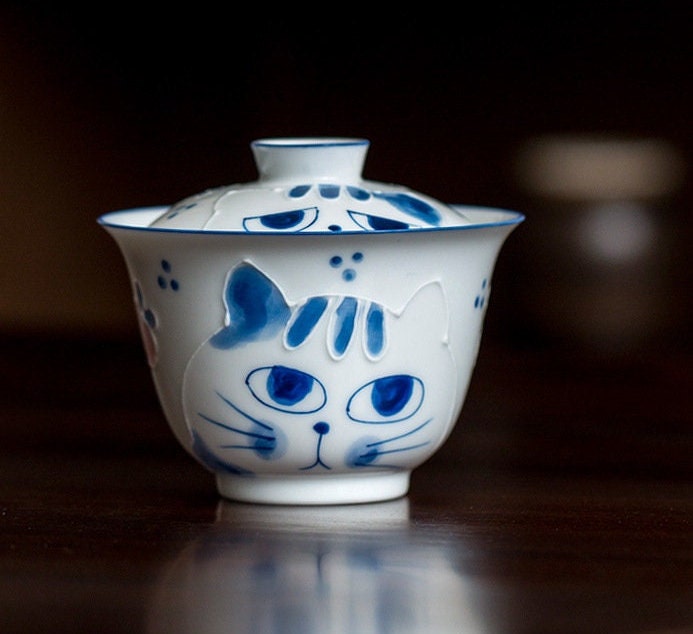 This is a ceramic teapot.this is a ceramic gaiwan