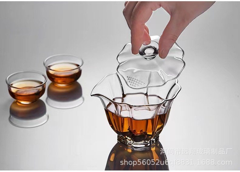 This is a glass gaiwan.this is a glass teapot