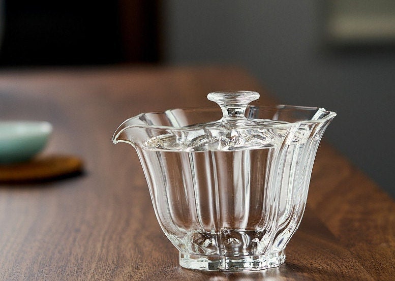 This is a glass gaiwan.this is a glass teapot