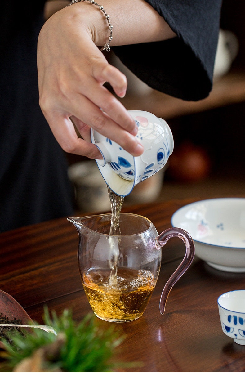 This is a ceramic teapot.this is a ceramic gaiwan